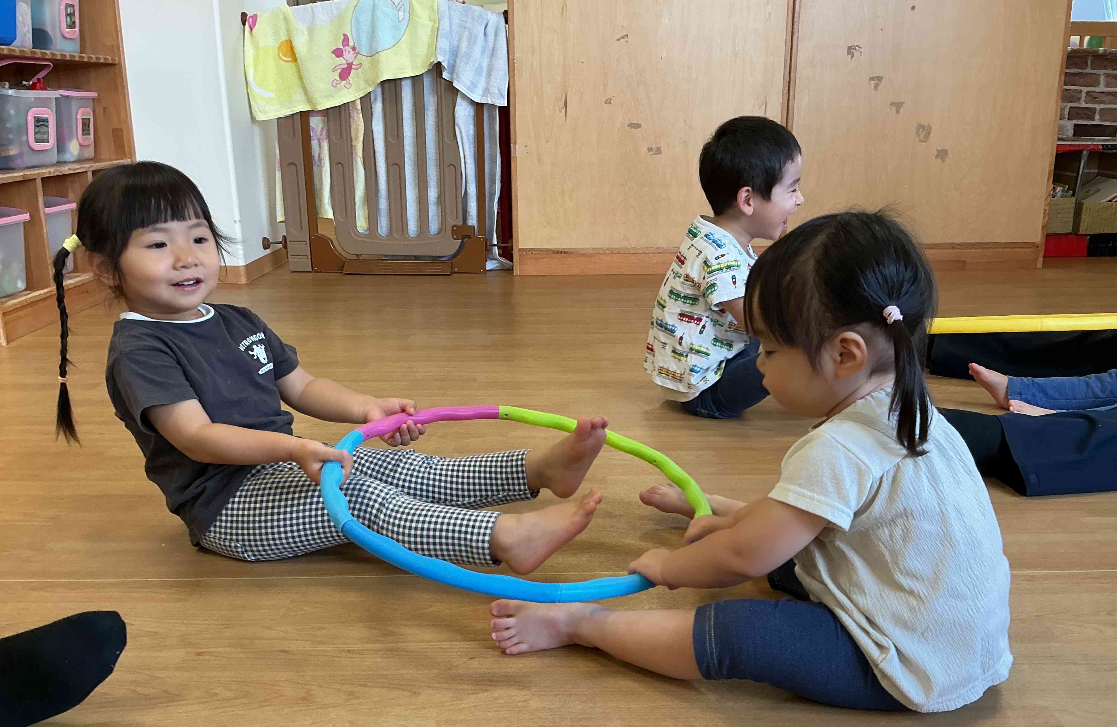 フープをお船にみたてて漕ぎましょう♬