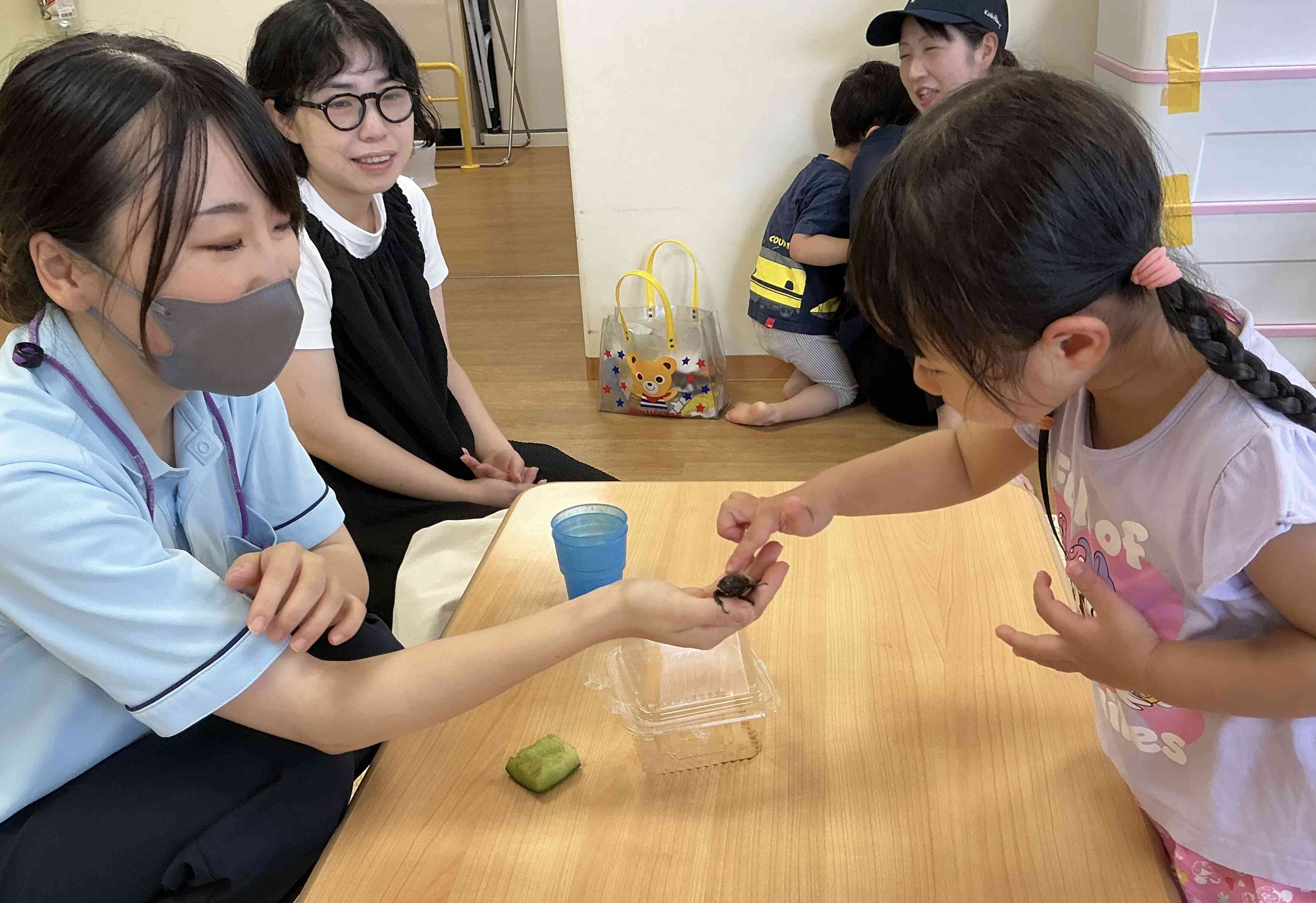 シャワーを浴びてさっぱりした後は保育室で休息TIME. カブトムシ触れるかな??