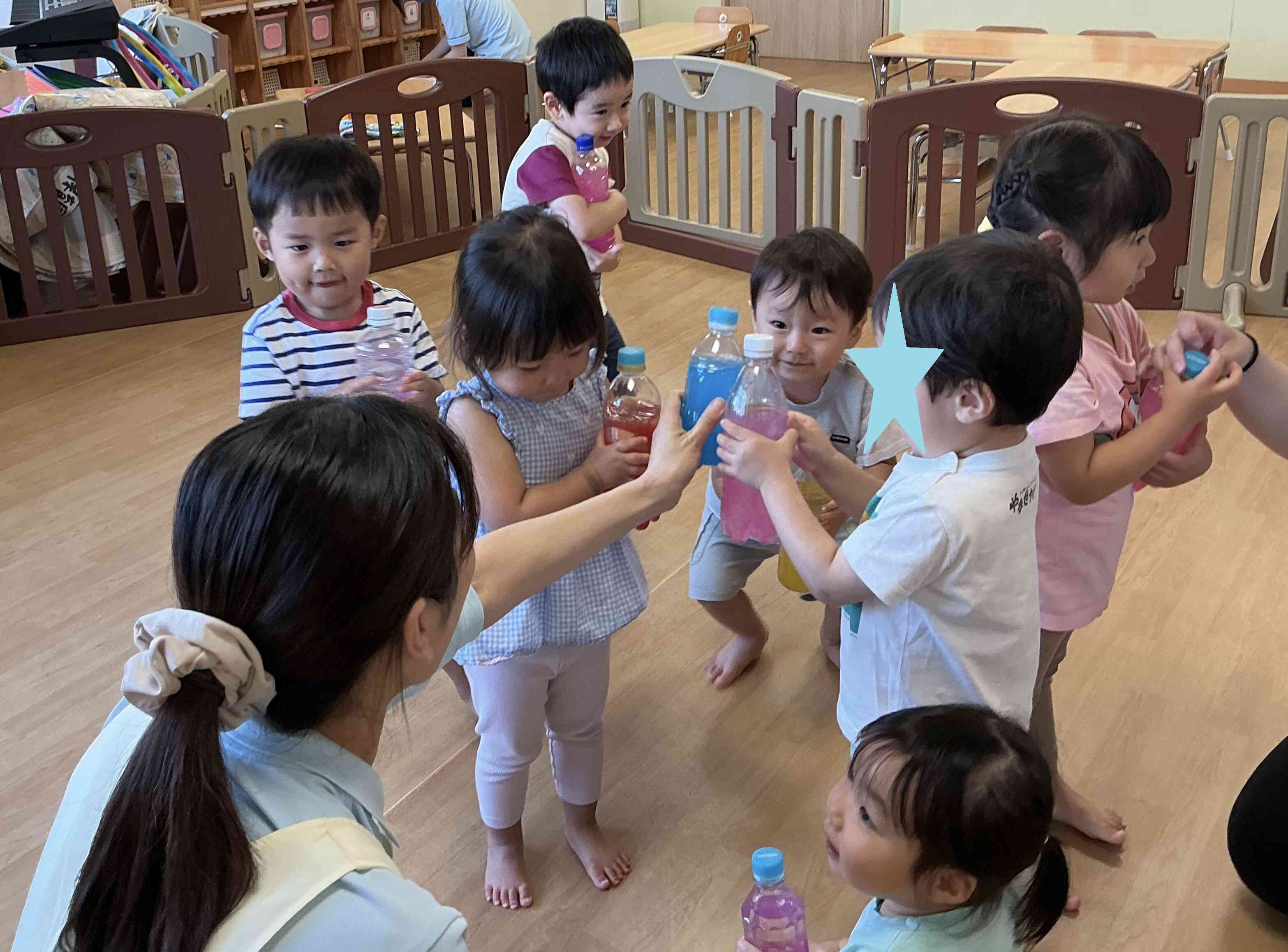 お水を入れてフリフリしたらジュースの出来上がり♬みんなでカンパーイ!!