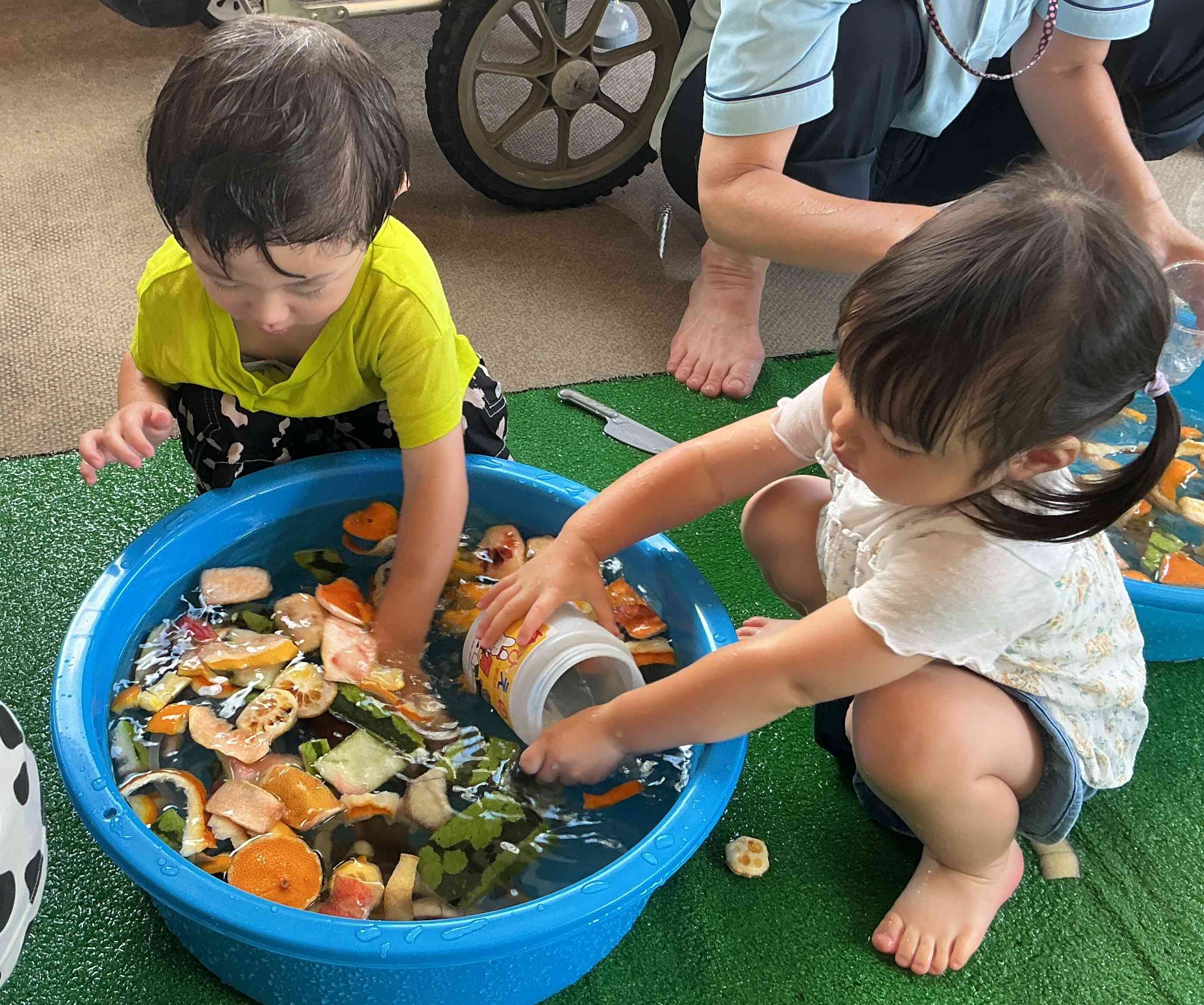 いろんな種類のフルーツをタライに浮かべてジュースやかき氷を作りました☆