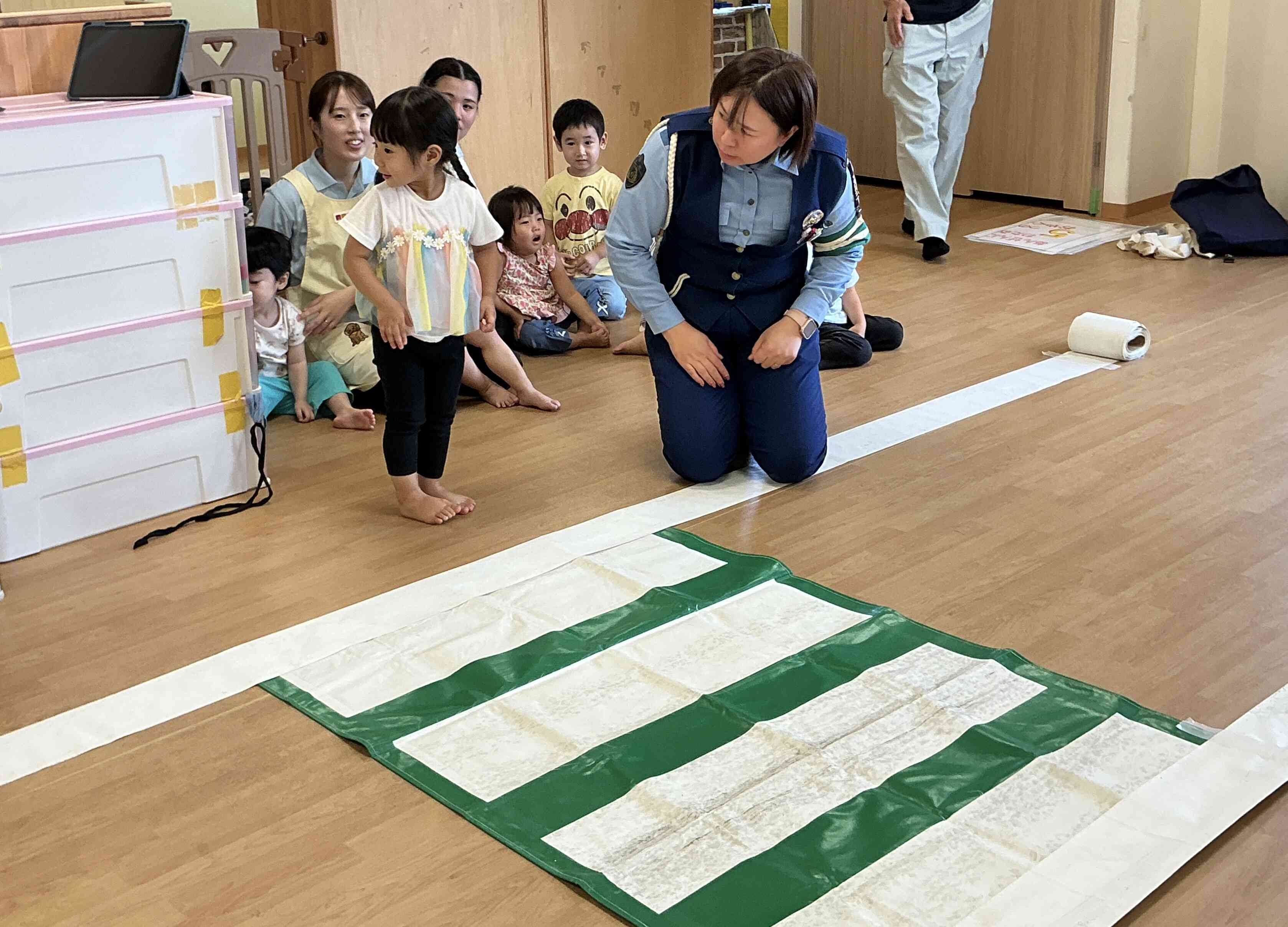 「みぎみて、ひだりみて。」左右の確認もバッチリです!