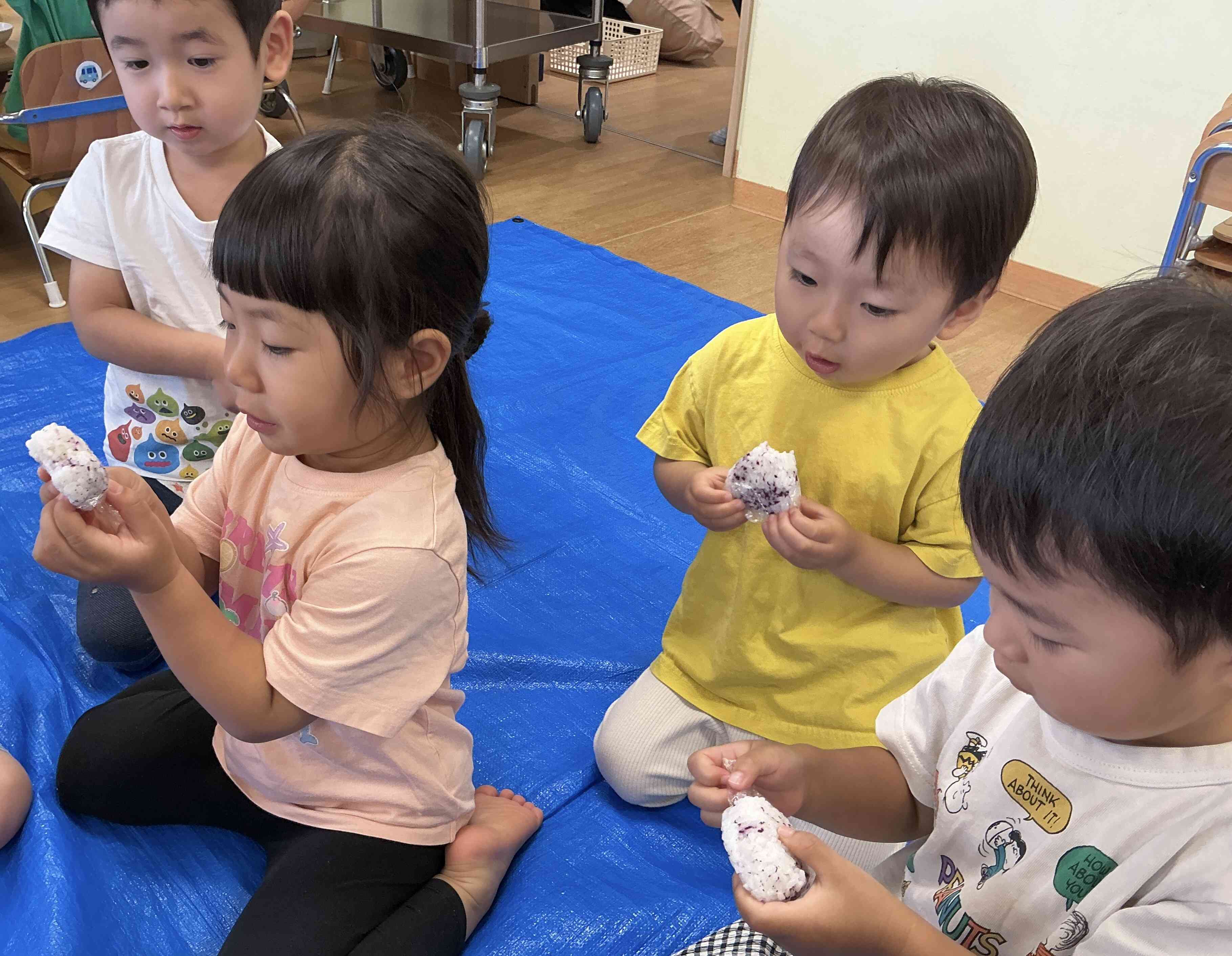 ラップを剥くのが難しい子は先生に手伝ってもらいながら、上手に食べていました☆