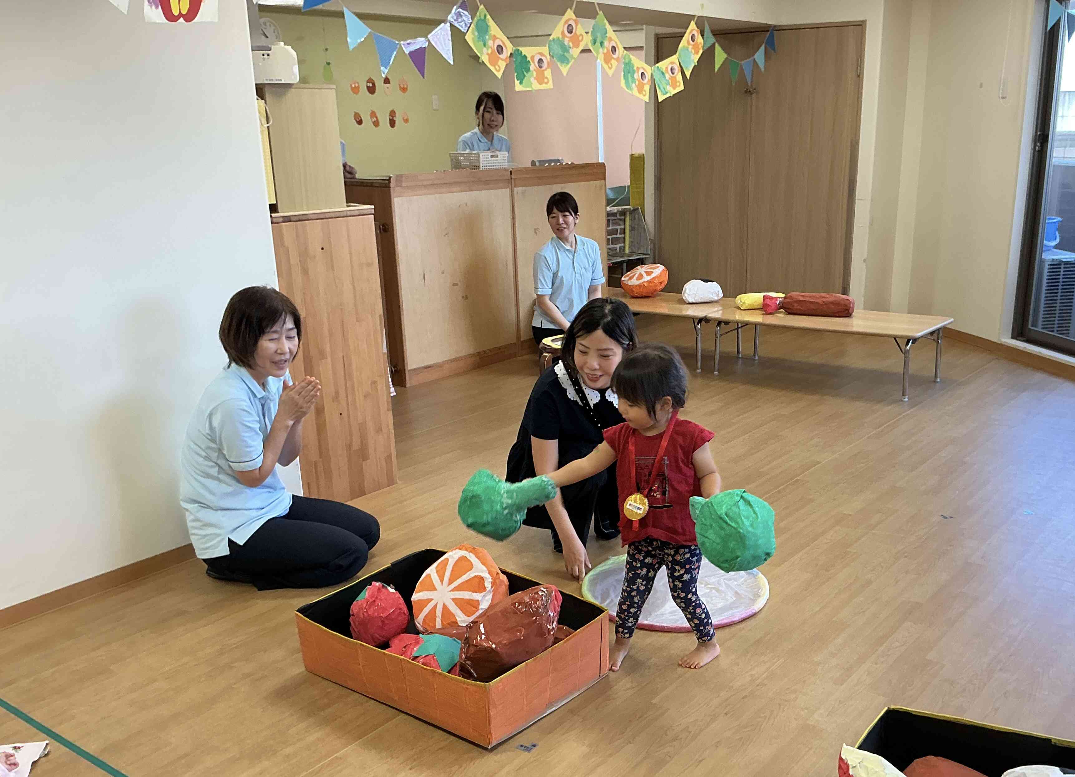 一緒に具材を運んでお弁当を完成☆