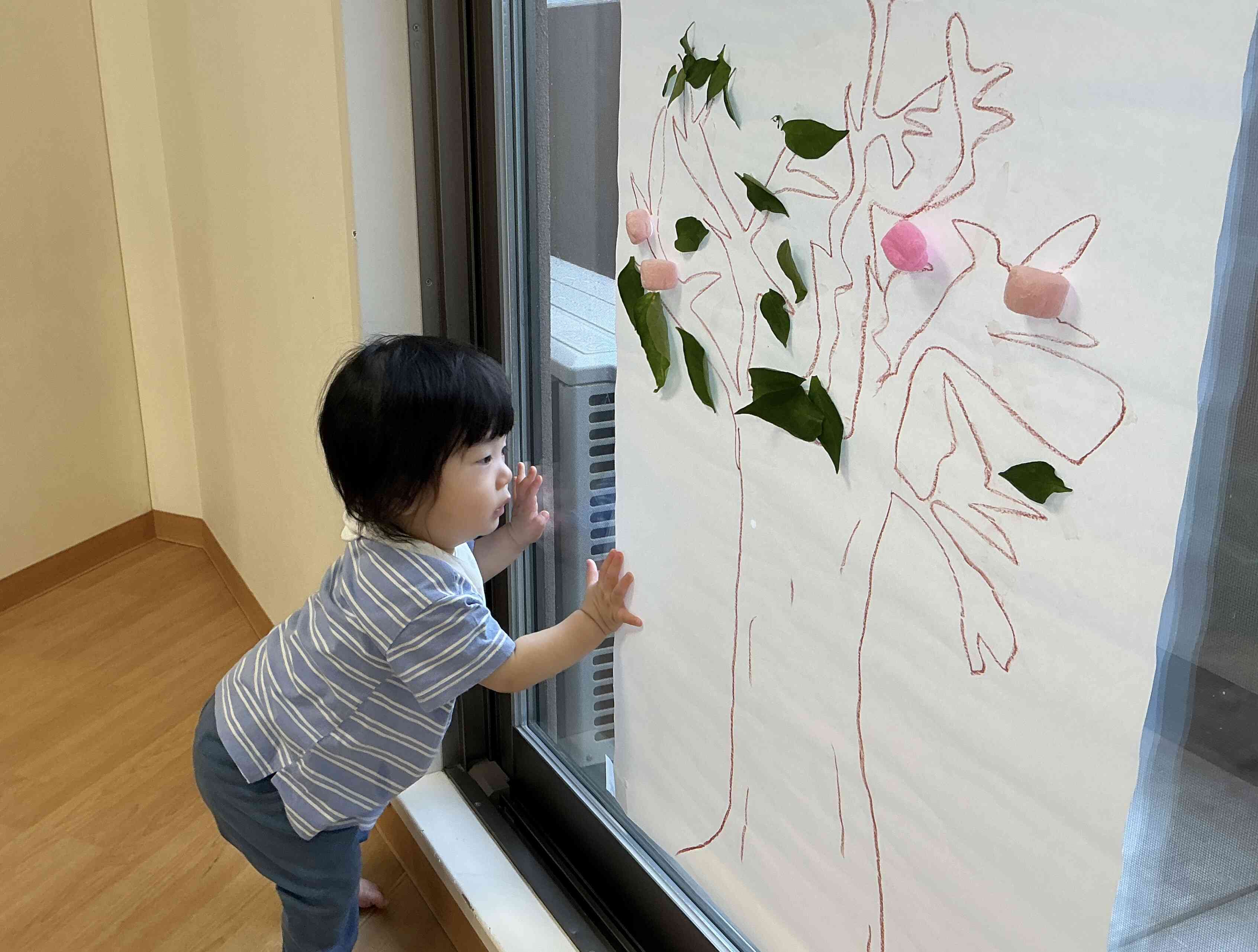 隣の部屋であそんでいたひよこ組さんも“なんだか楽しそう♡”と参加!