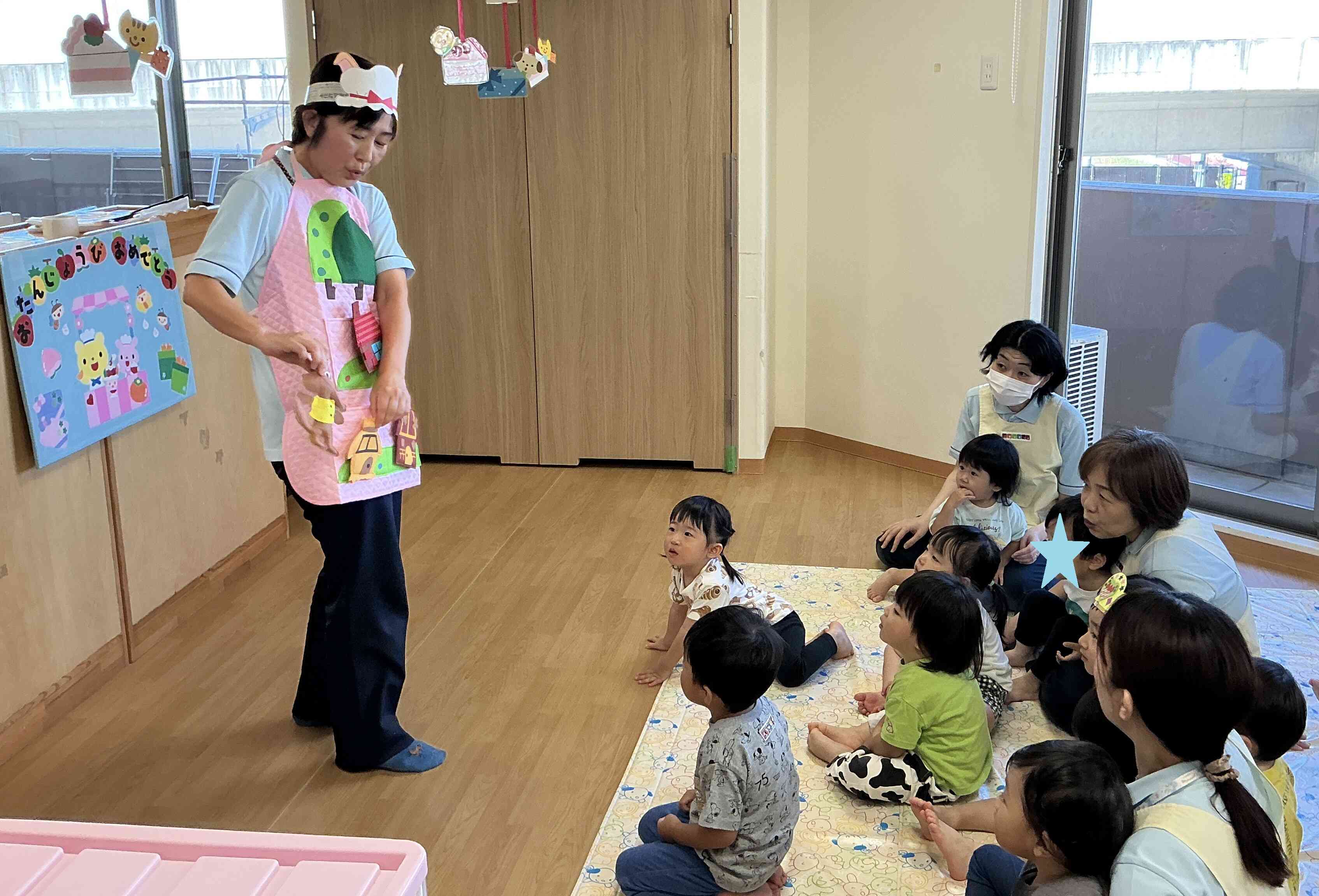 最後は先生からのお楽しみ☆エプロンシアターに見入っていましたよ～