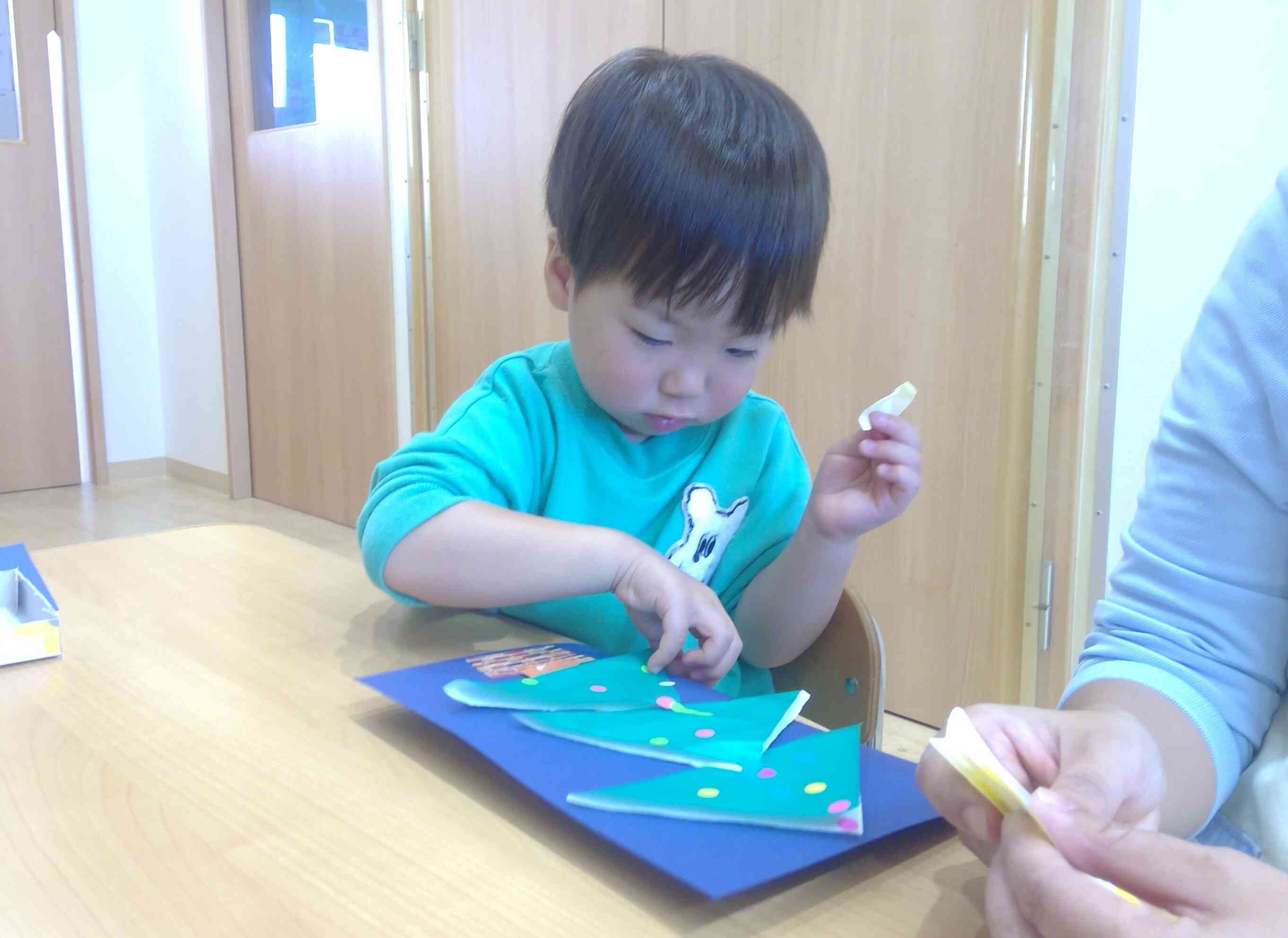 丸シールを貼るとキラキラのライトみたいだね。