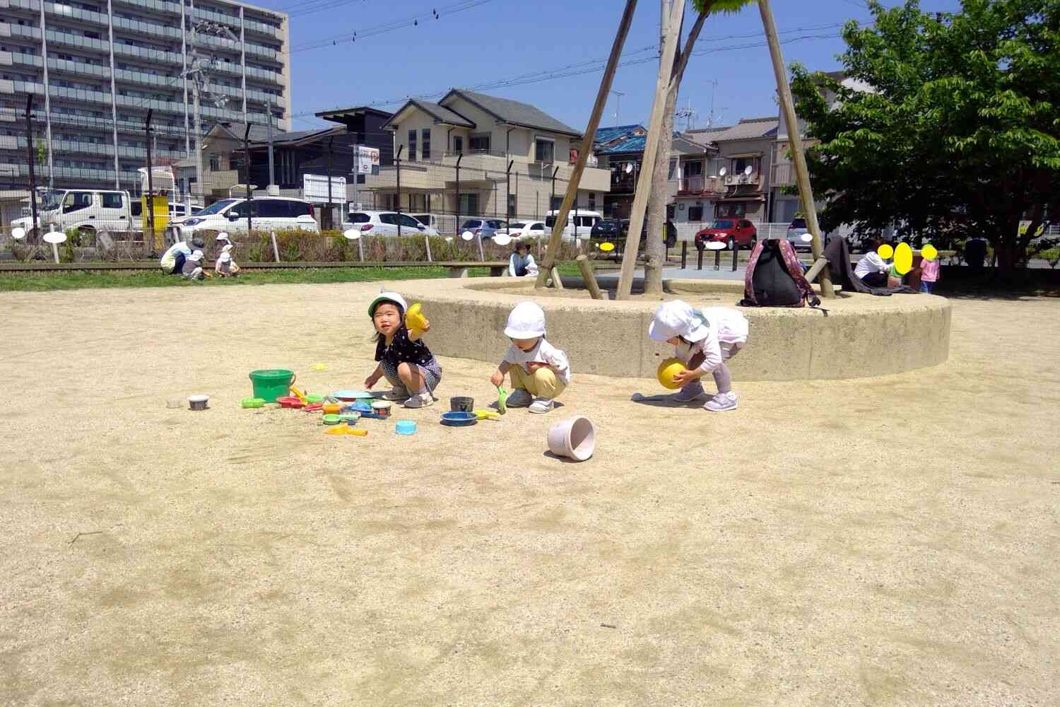 砂遊び・ボール遊び…。好きな遊びをたのしんでいます。