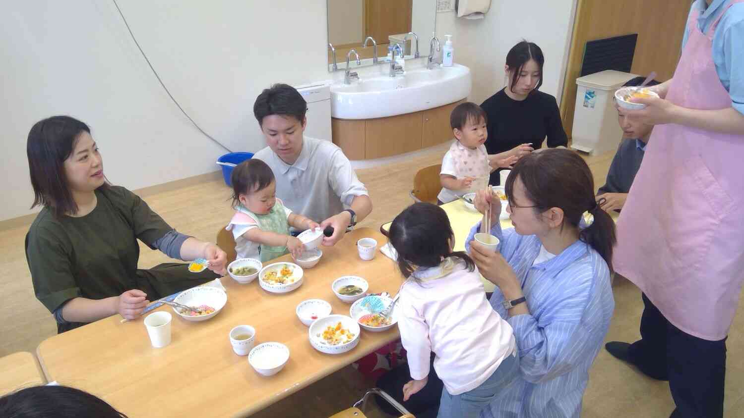 一緒に食べる給食はいつも以上においしいかな。