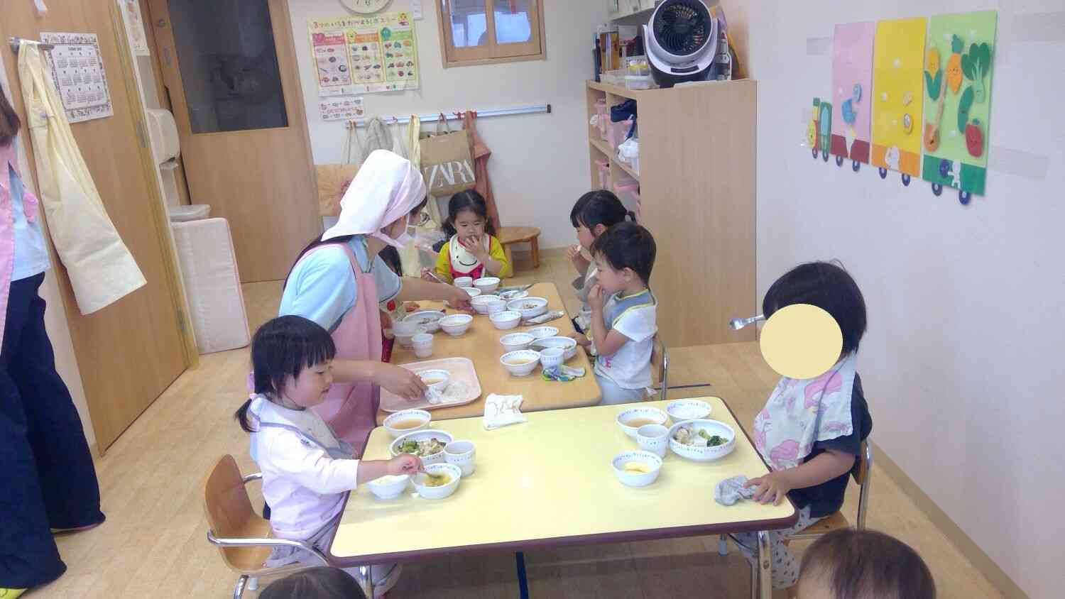 給食、おいしいね。