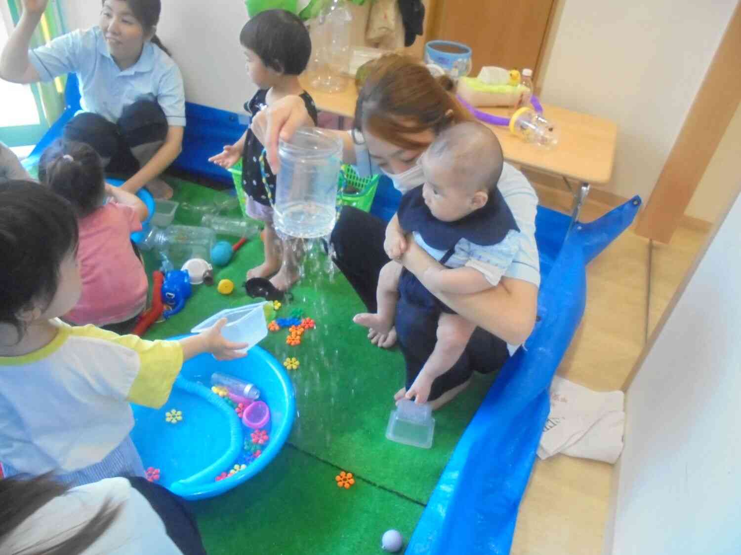 楽しいね、水遊び。