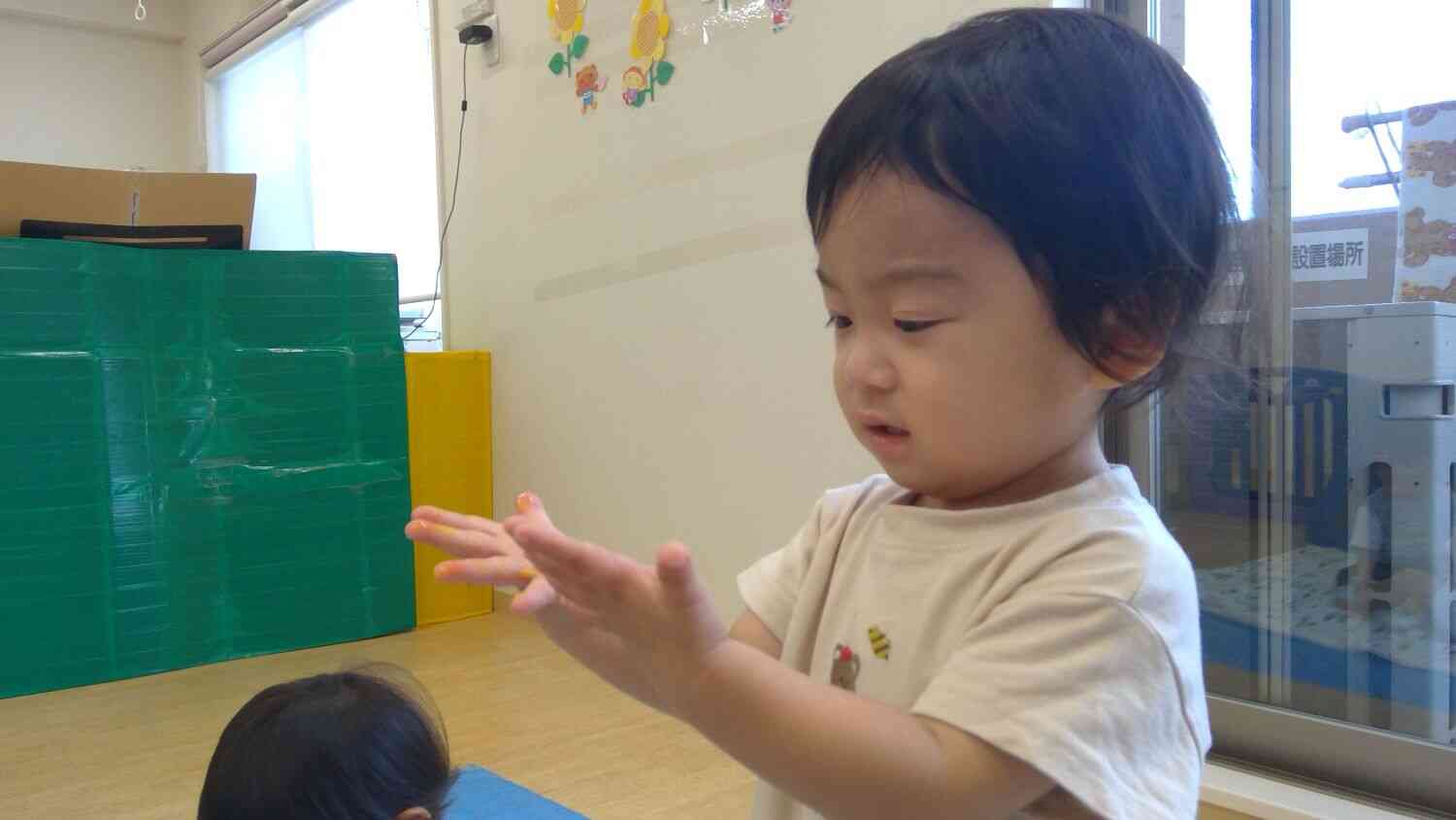 氷の冷たさにビックリ？