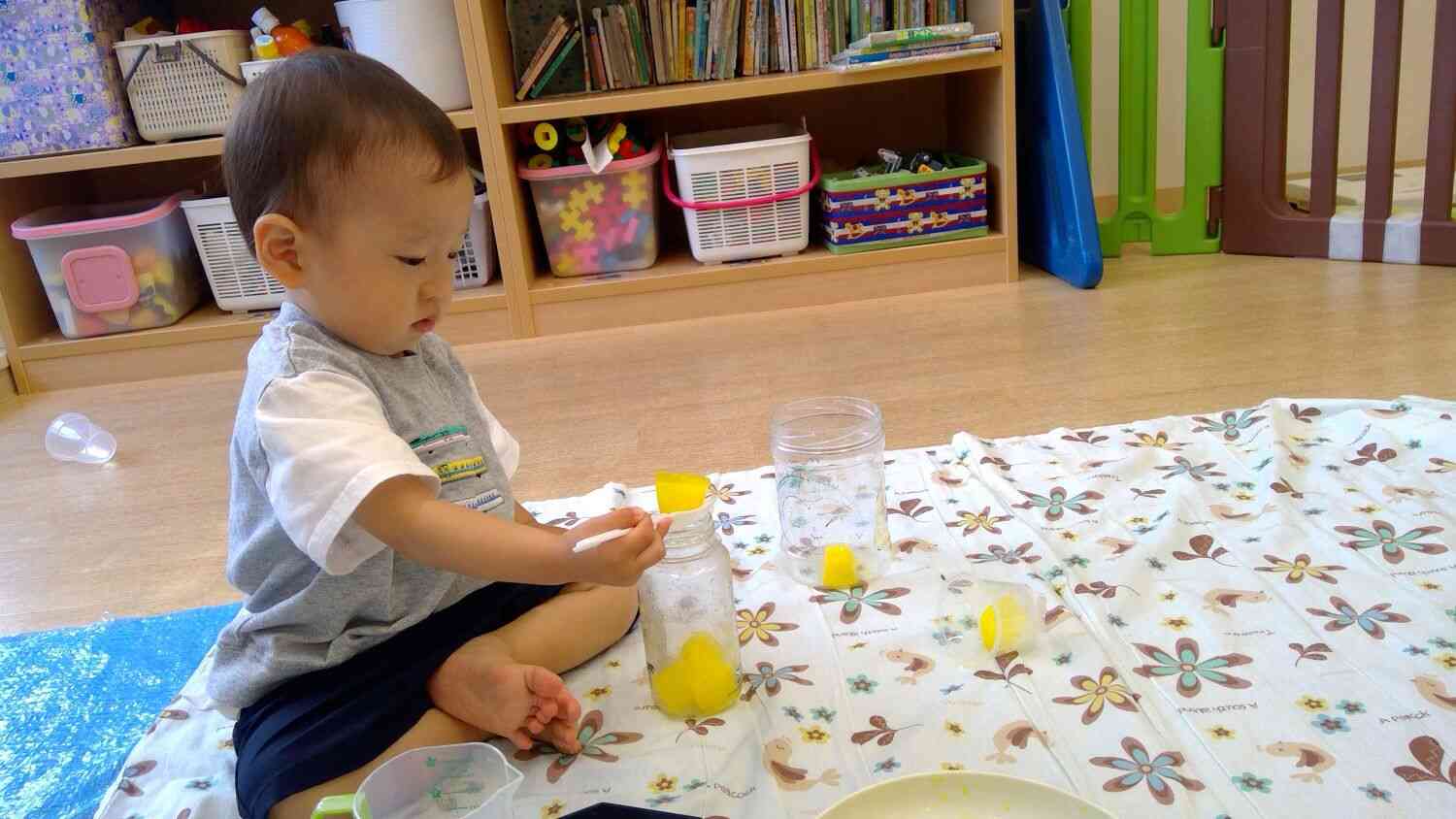 氷をスプーンにのせて容器の中に入れていきます。