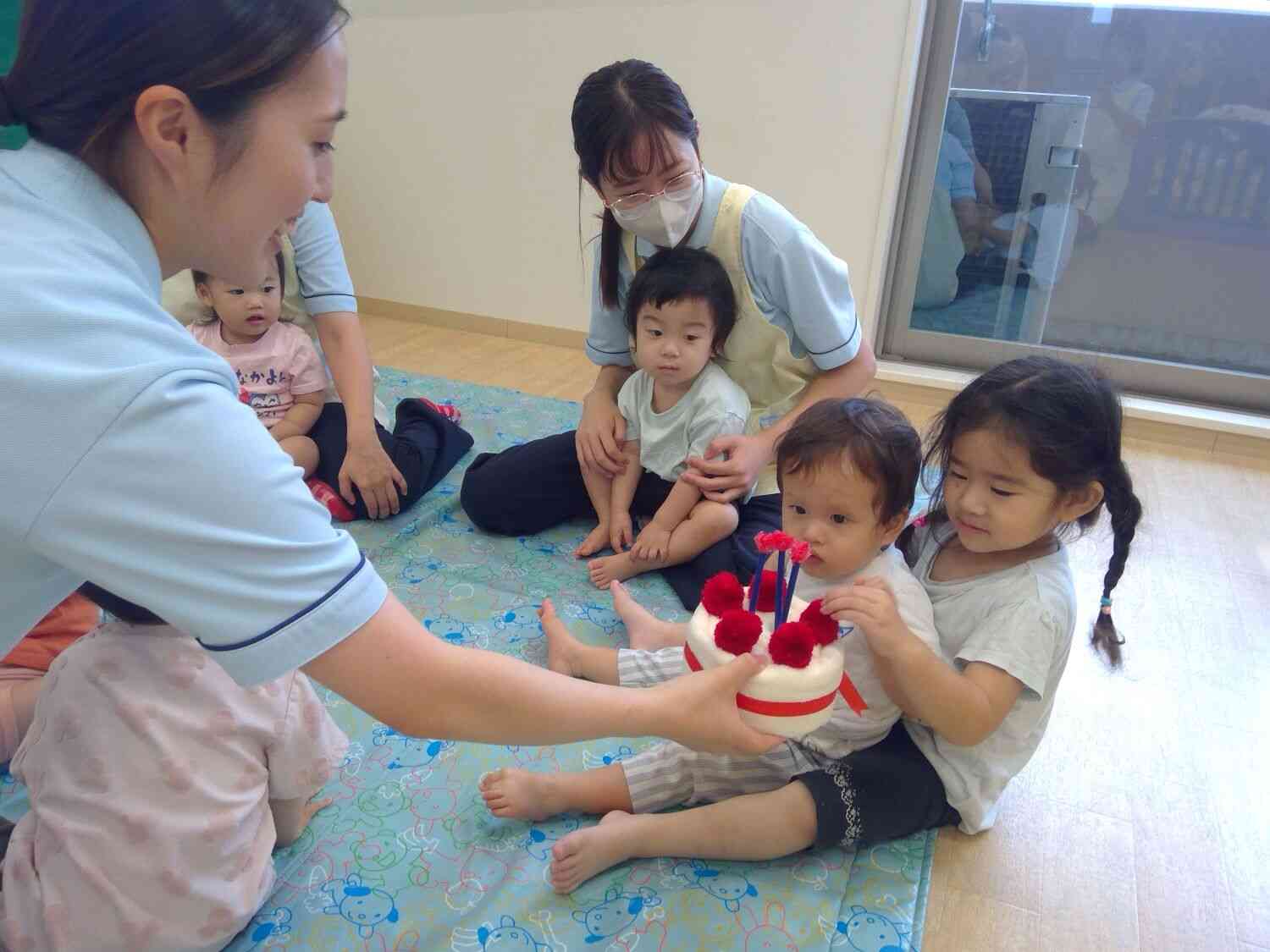 お楽しみのケーキのおすそわけ。