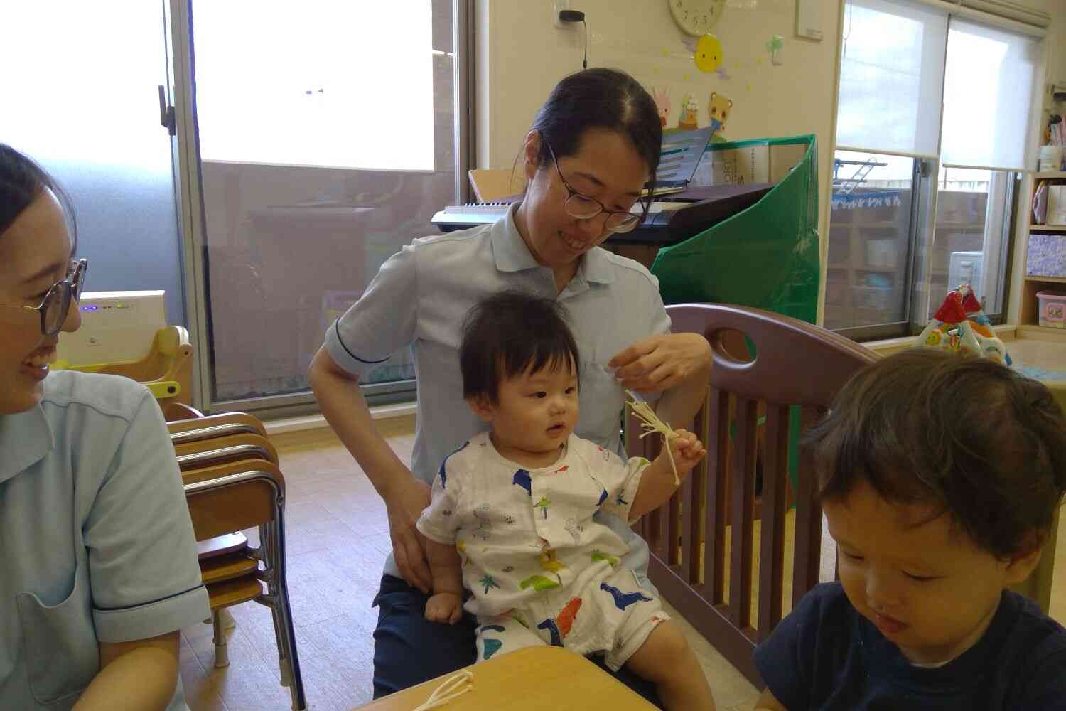 ひよこ組さん、えのきを持たせてもらいました。不思議そうな表情です。