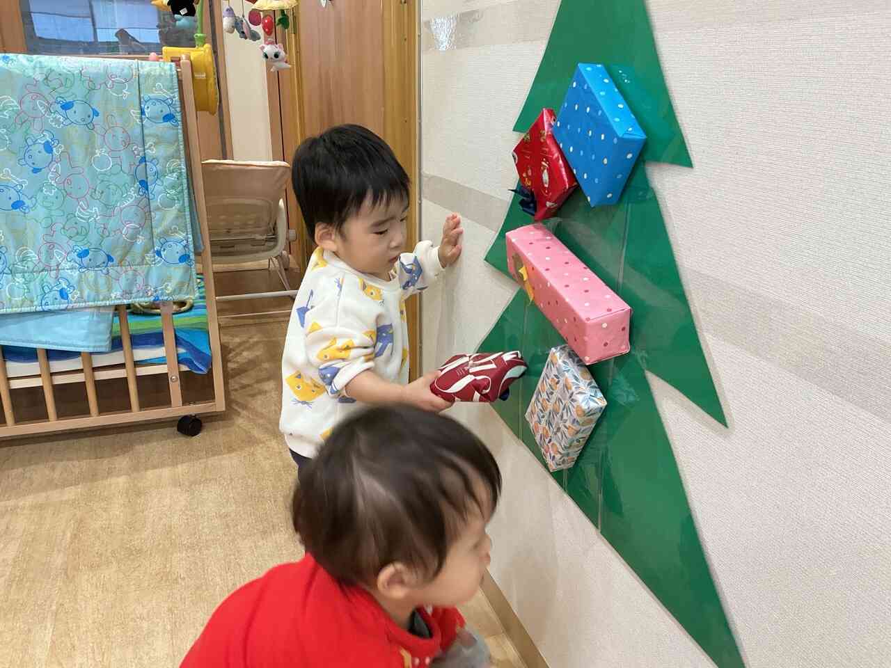 ひよこ組さんはプレゼントをツリーぺったん