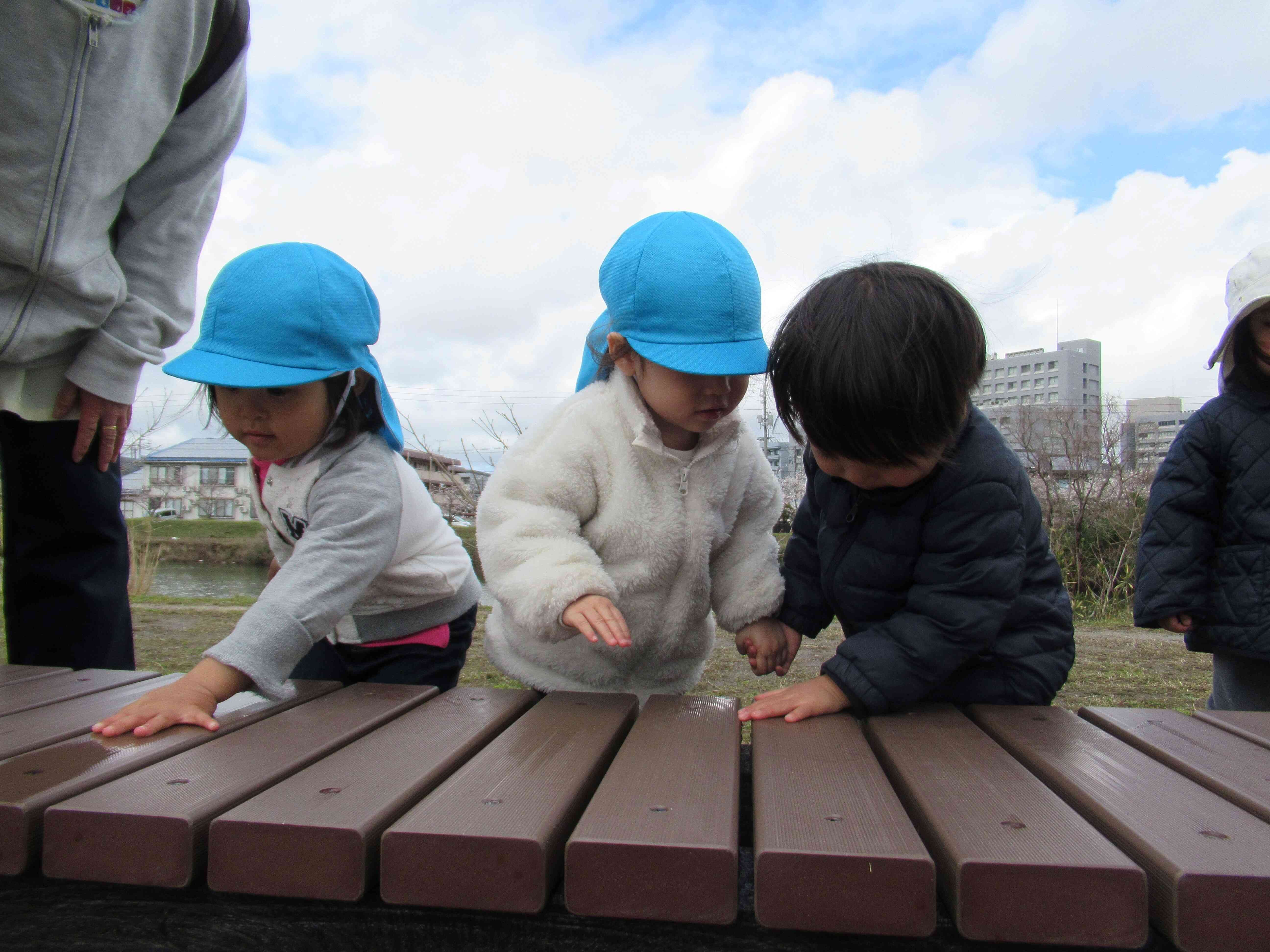 ベンチが少し濡れていました。　お水をペチャペチャ‼跳ね返りが面白いね。