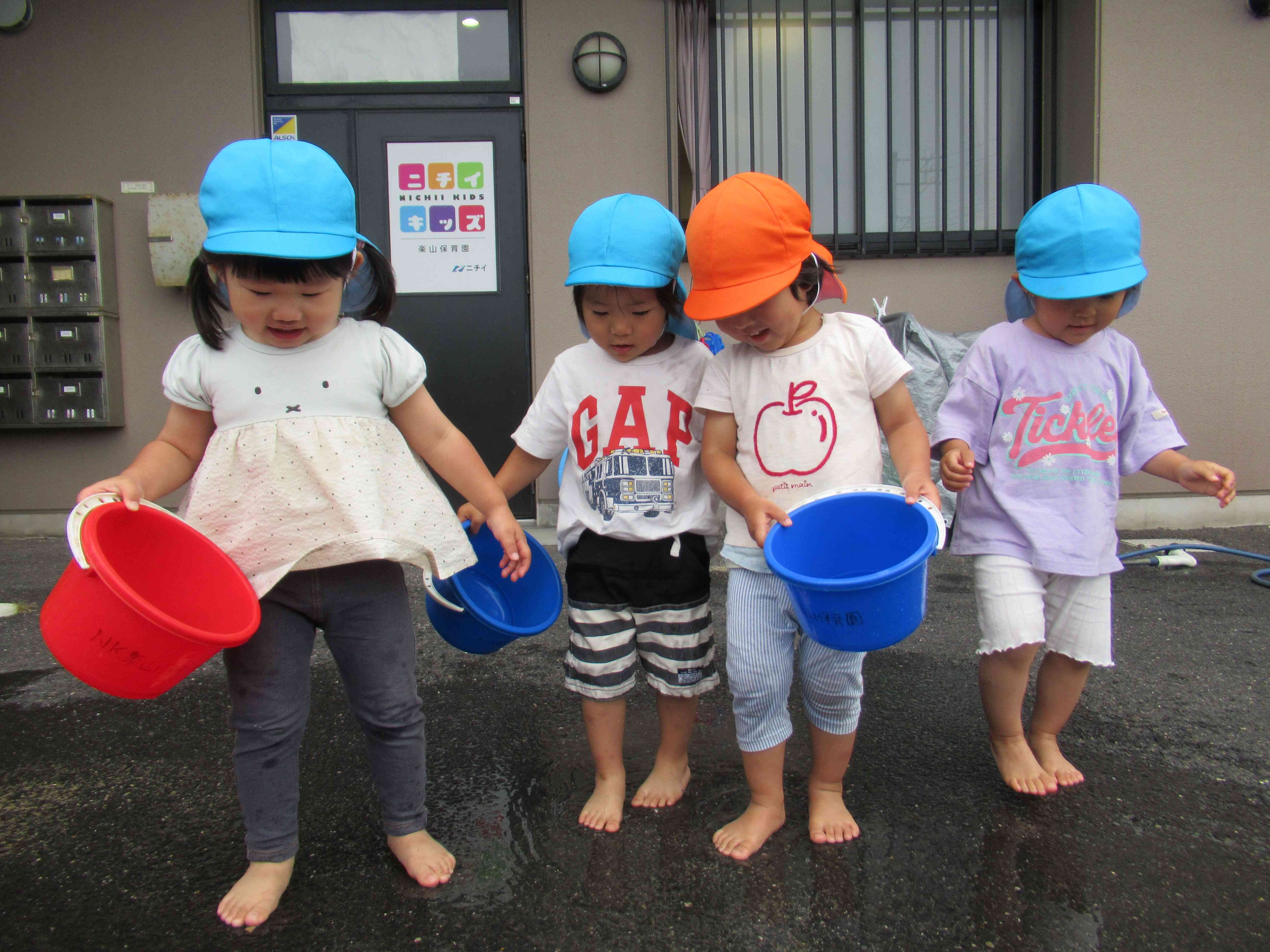 水を流すと水たまりができました。　裸足でバシャバシャ‼　水の跳ね返りが面白かったね。