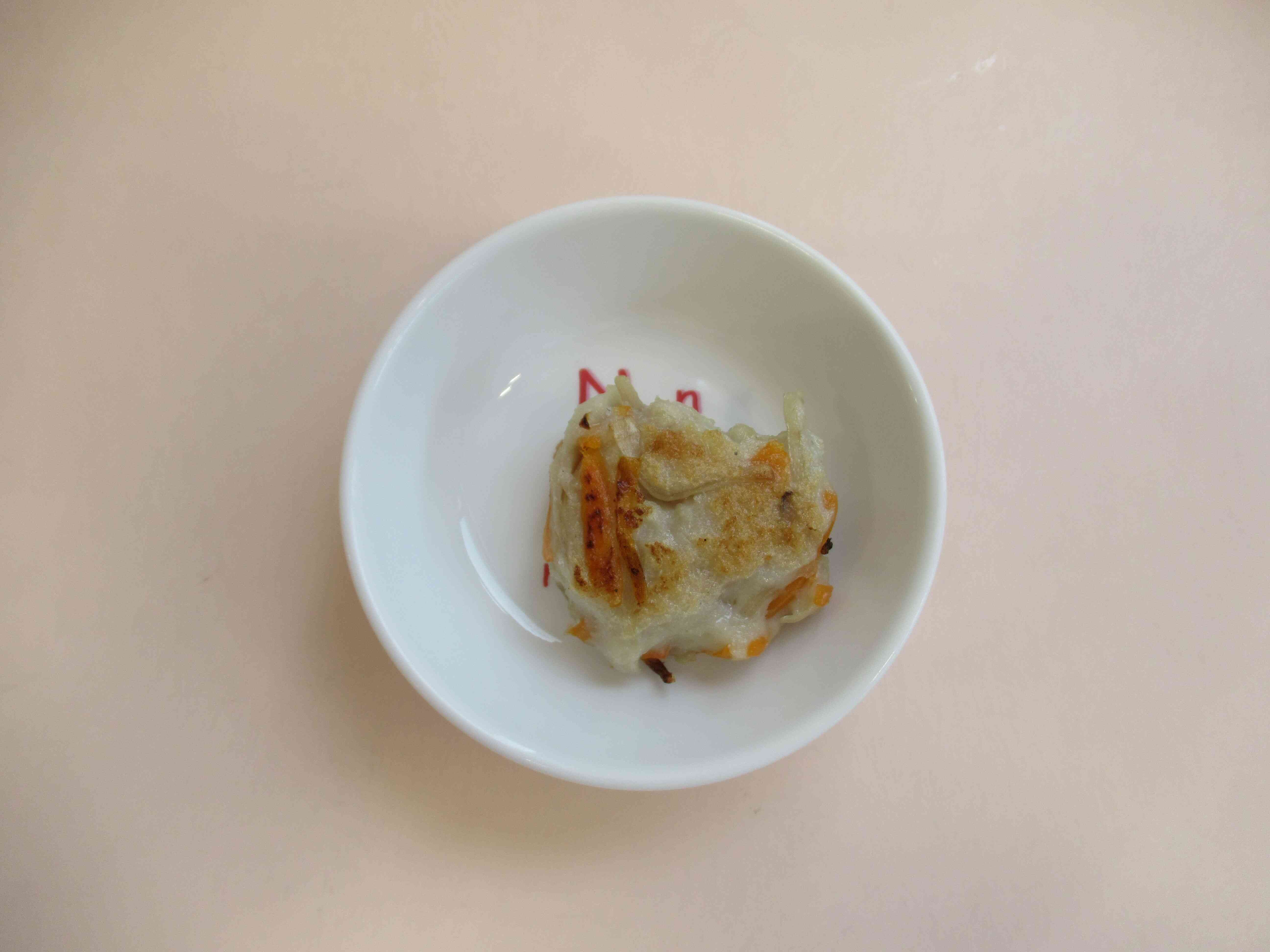 すり身にゴボウやニンジンを入れてハンバーグにしました。