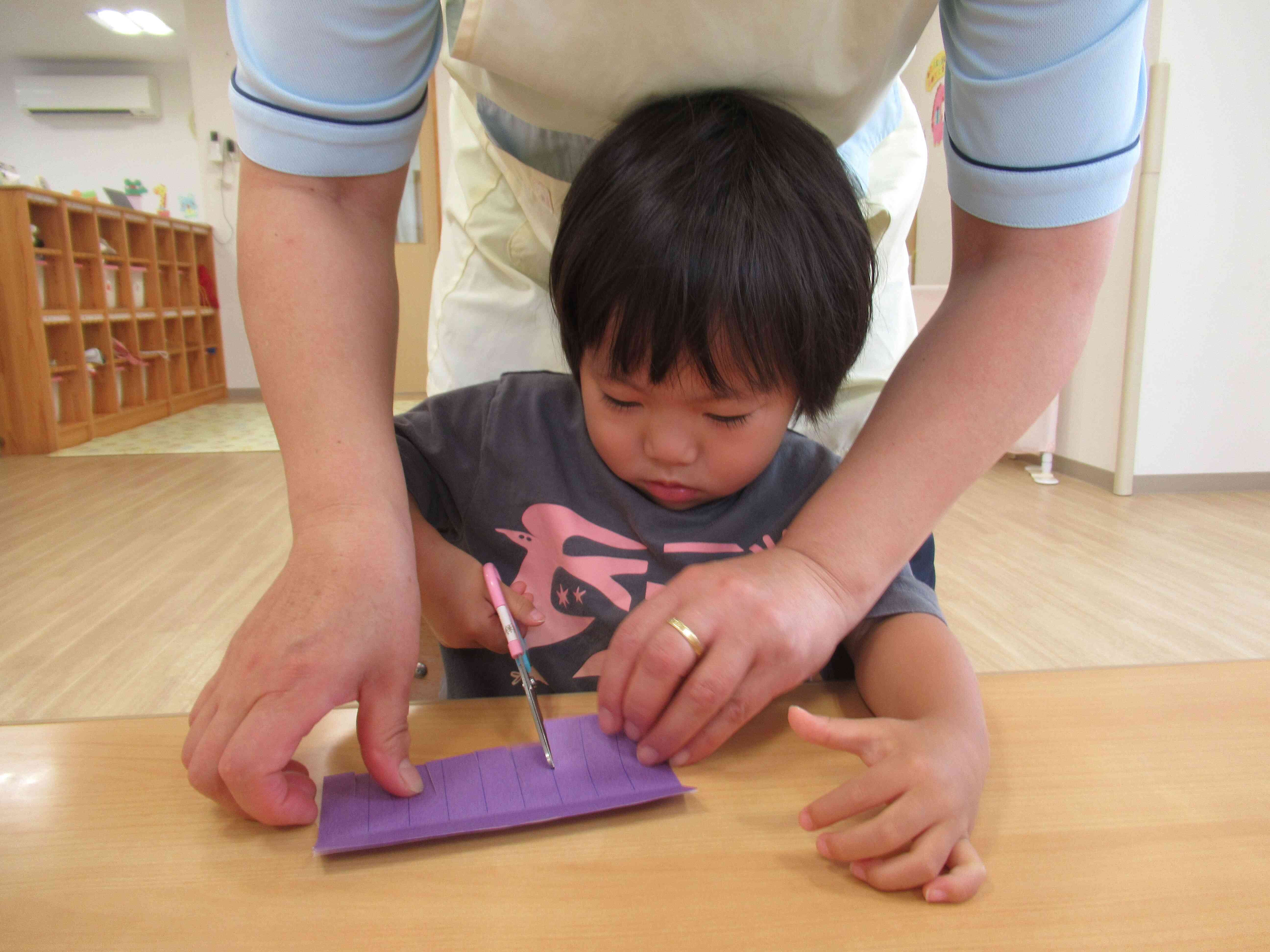 慣れてきたら一人でハサミを動かして紙を切ってみましたよ。