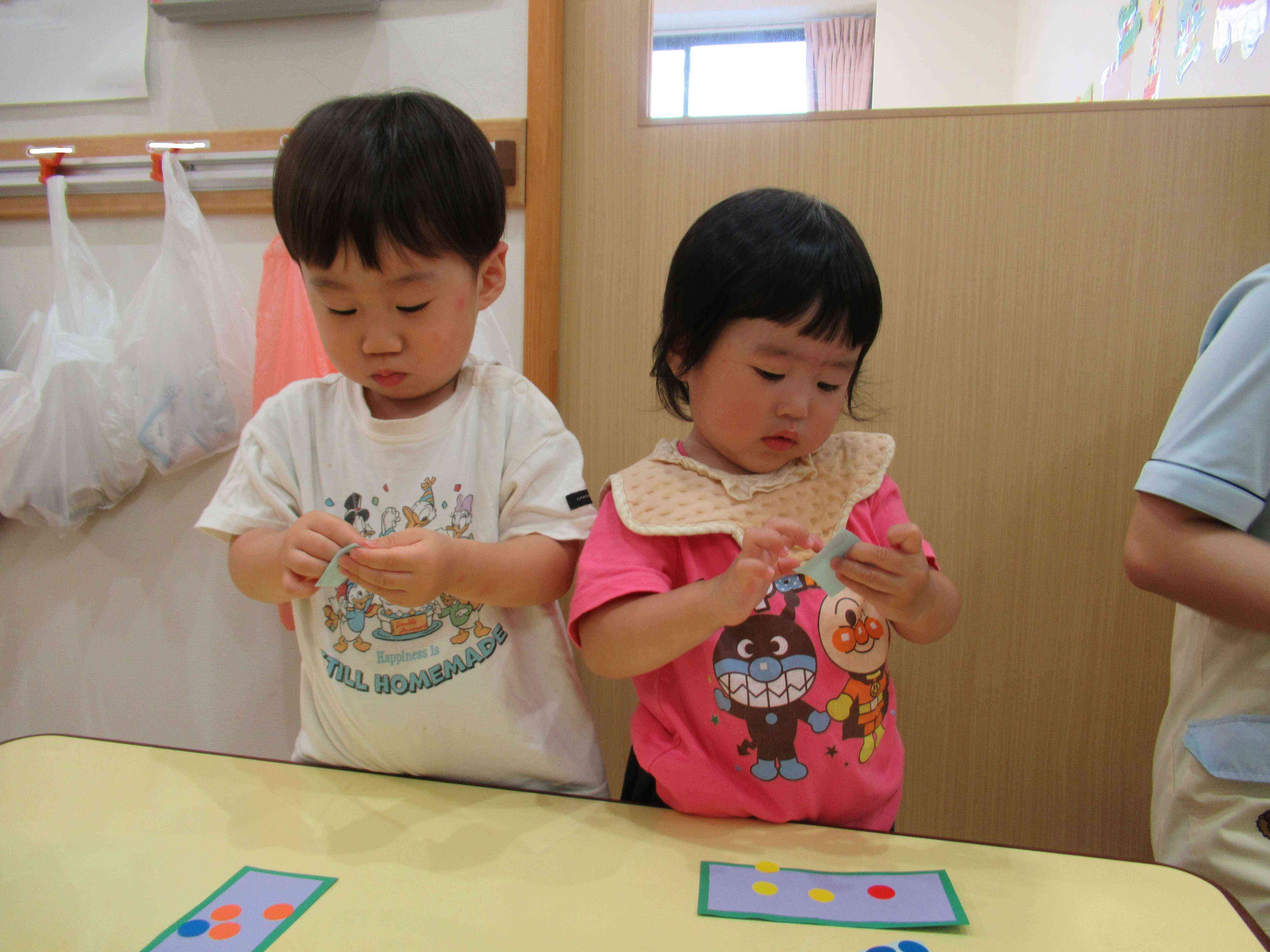 短冊にシールを貼るよ