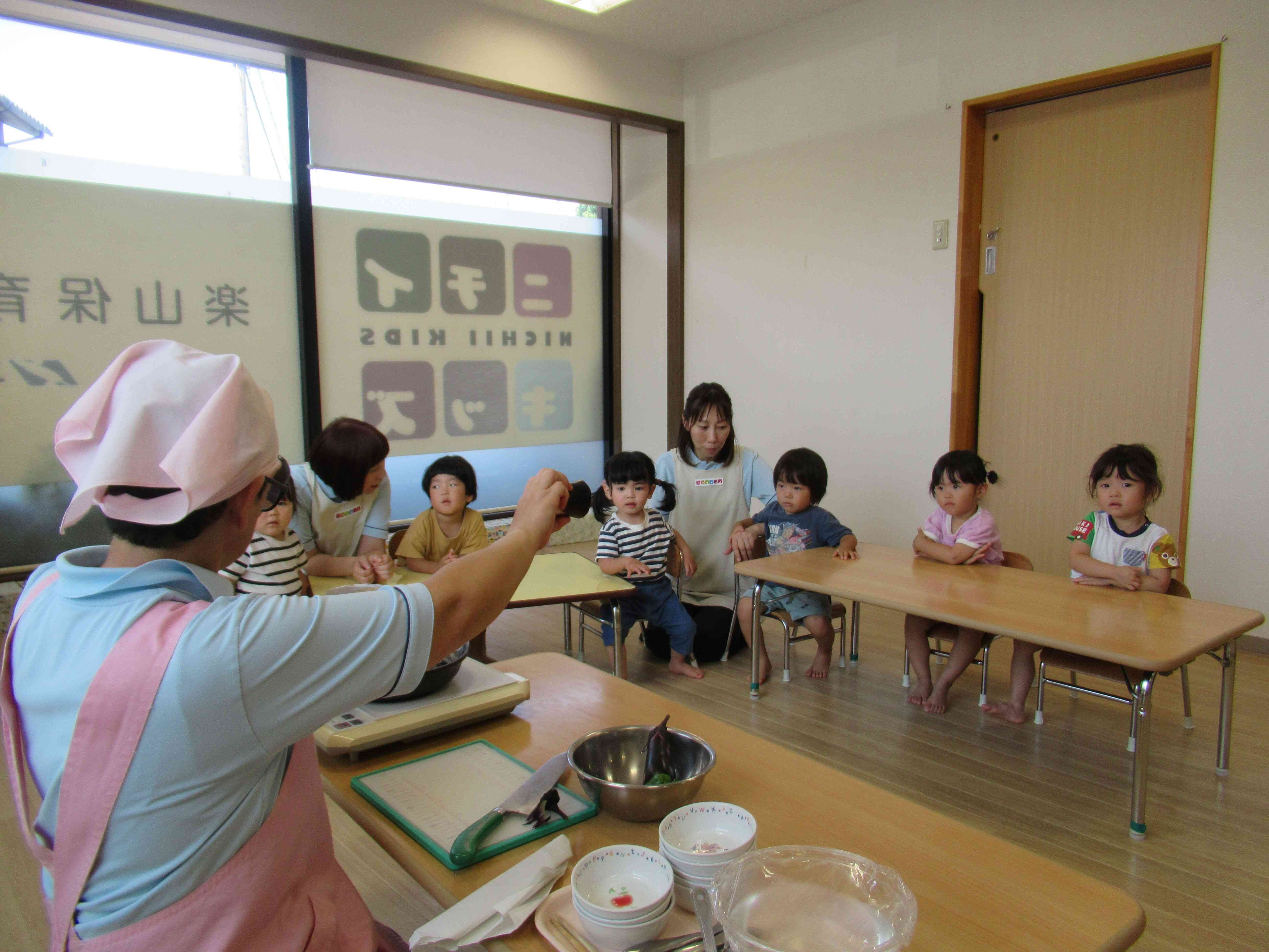 子どもたちの目の前でクッキング‼