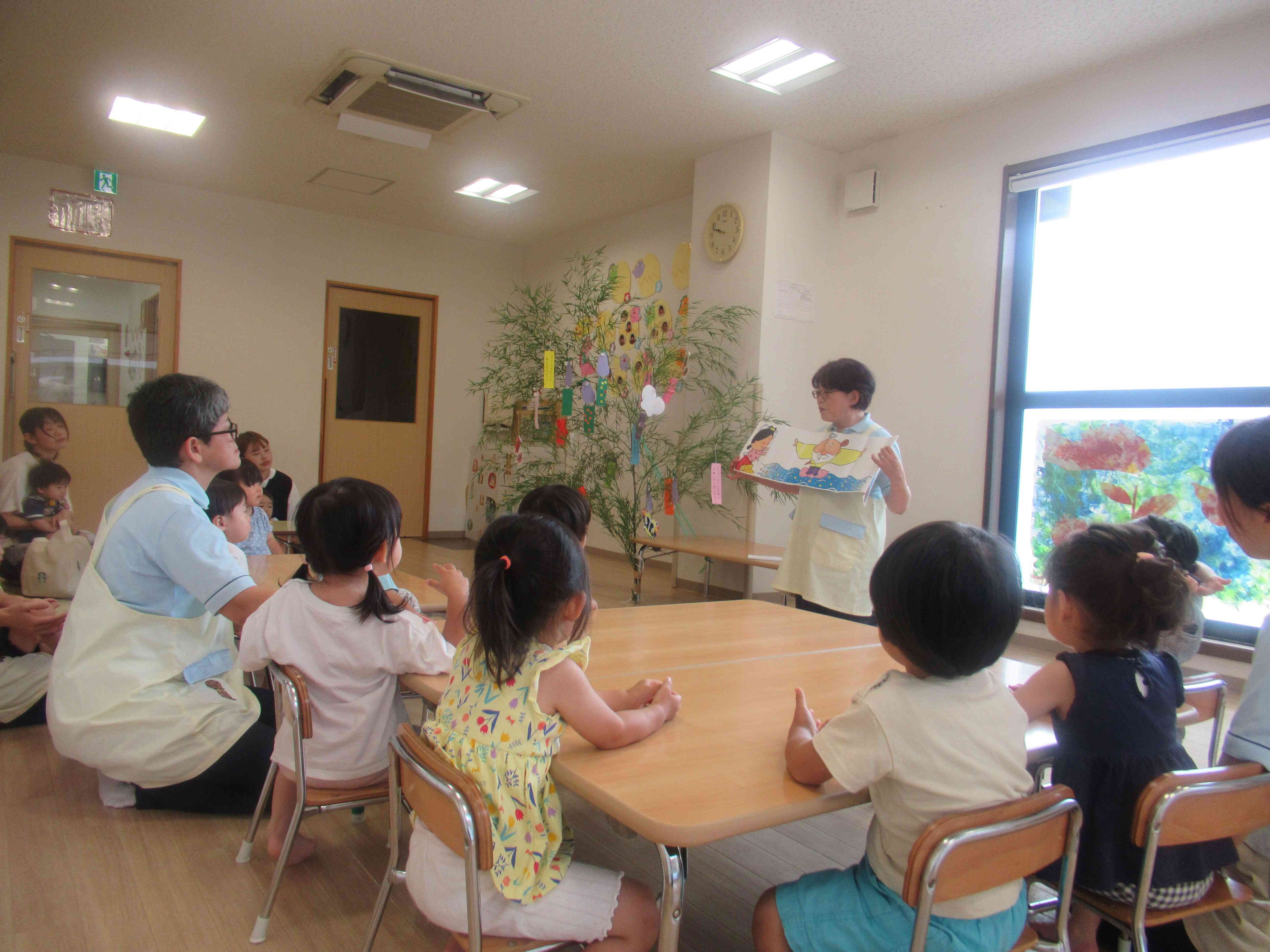七夕のお話を聞いています。カササギが出てくると「とりさんがいっぱいいるの？」とお話の声も聞かれましたよ。