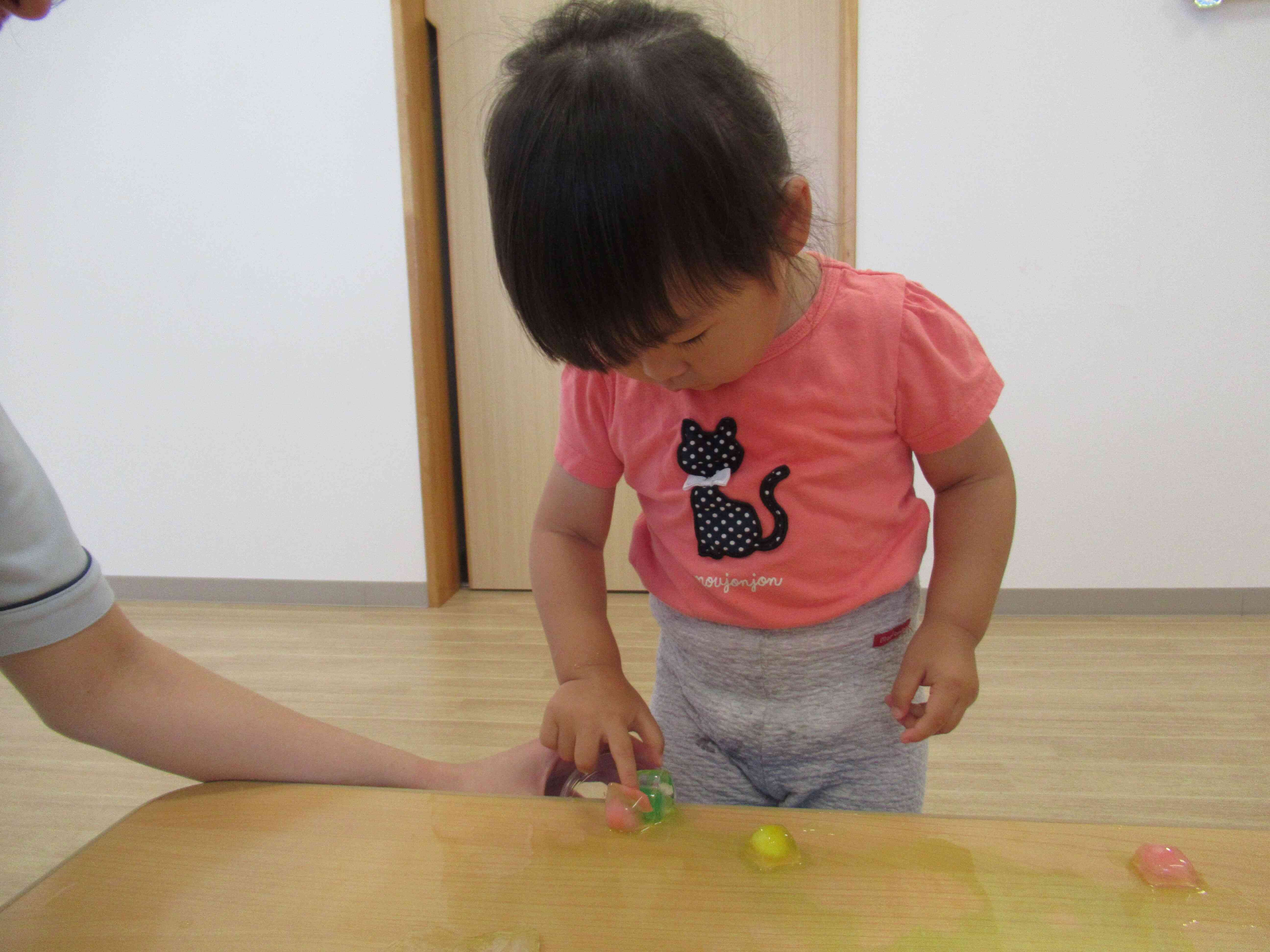 ツルツルしていて、指でつかむのは難しかったね。机の上を滑らせてカップに入れました。
