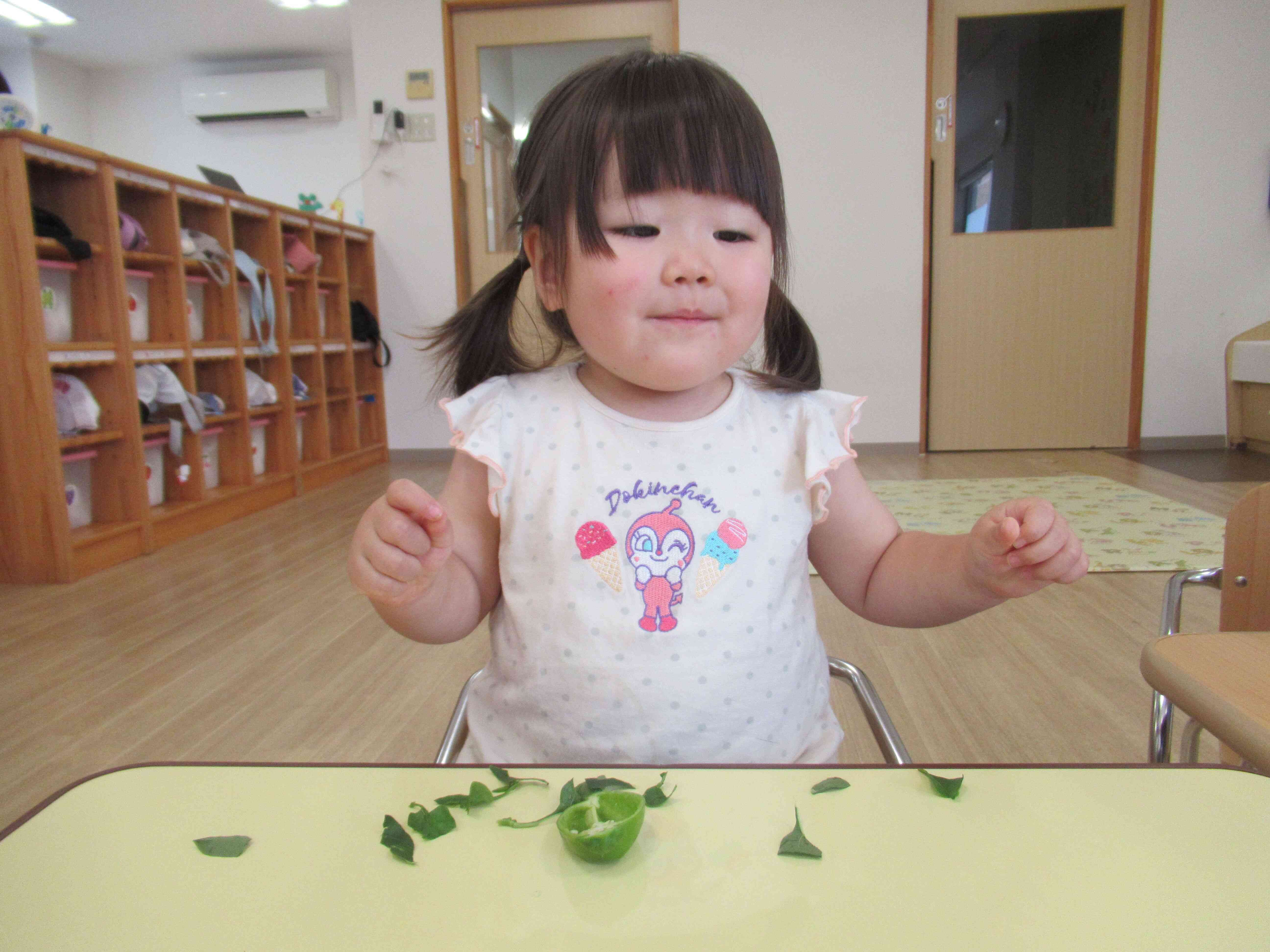「はっぱ～‼　びりびり～」一緒にとった葉っぱをちぎっていますよ。