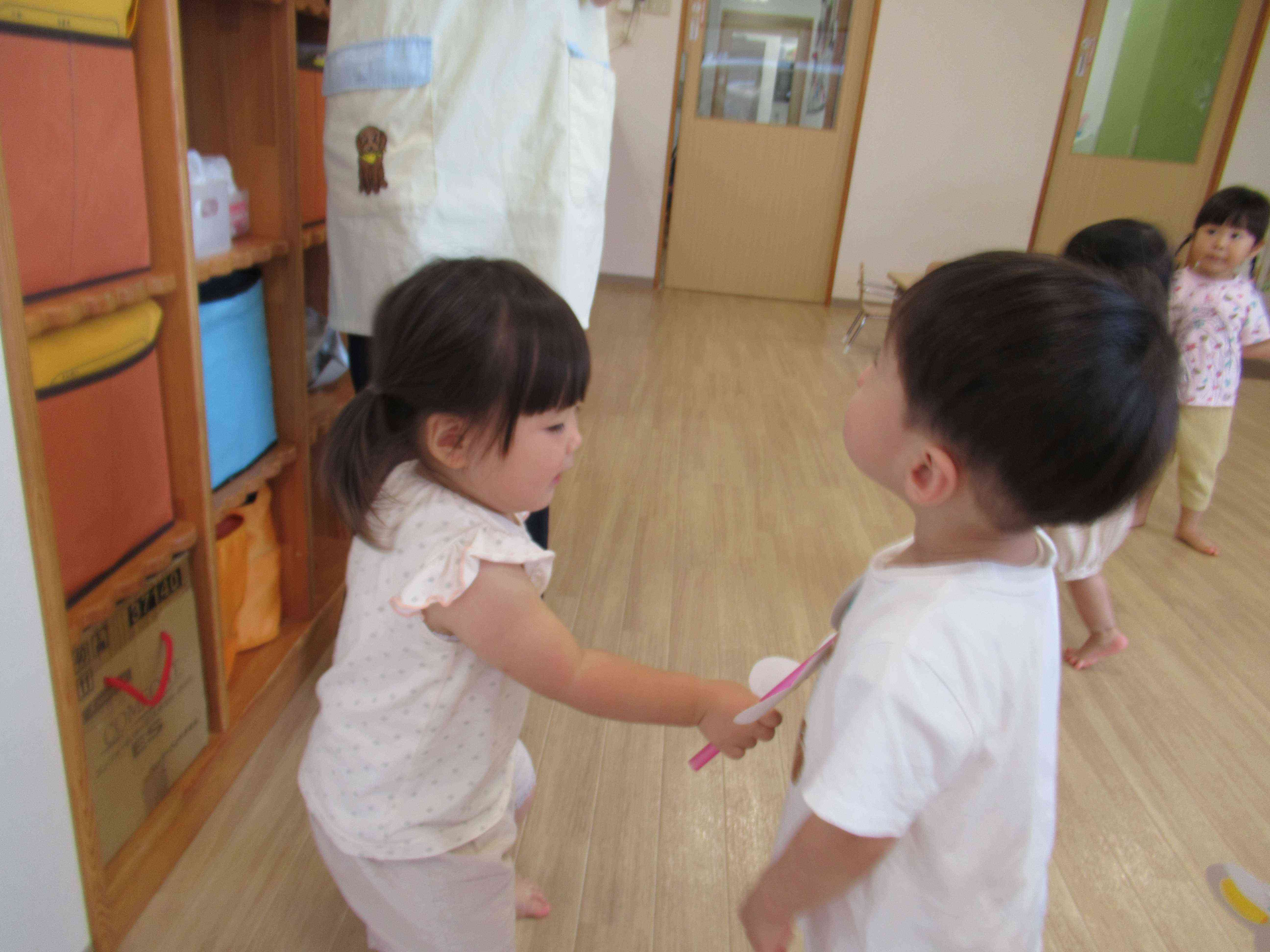 お友だちの体に「ピタッ」トンボさんが止まったよ。