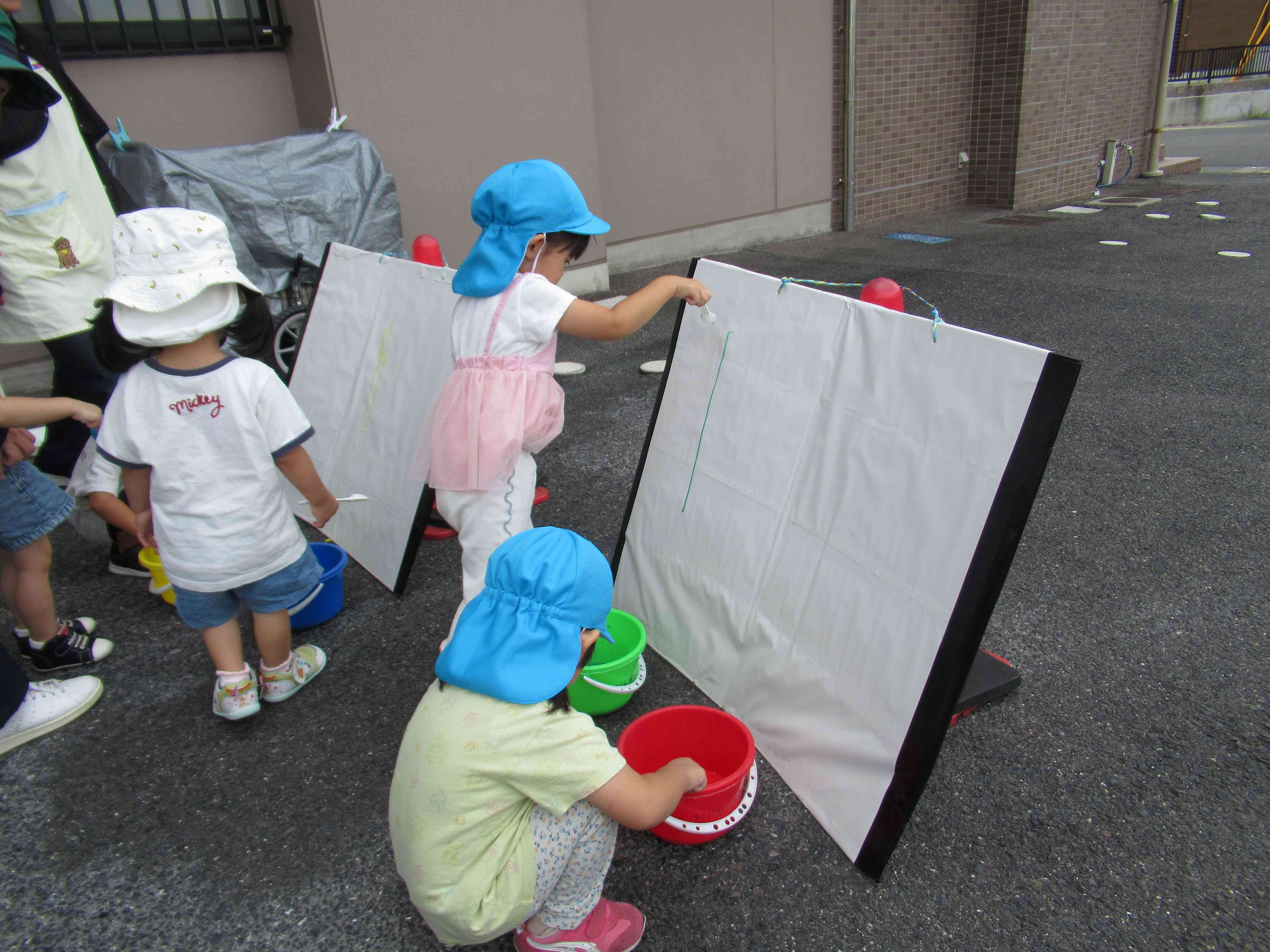 白い紙の上に色水を流すと…すーっと線ができました。