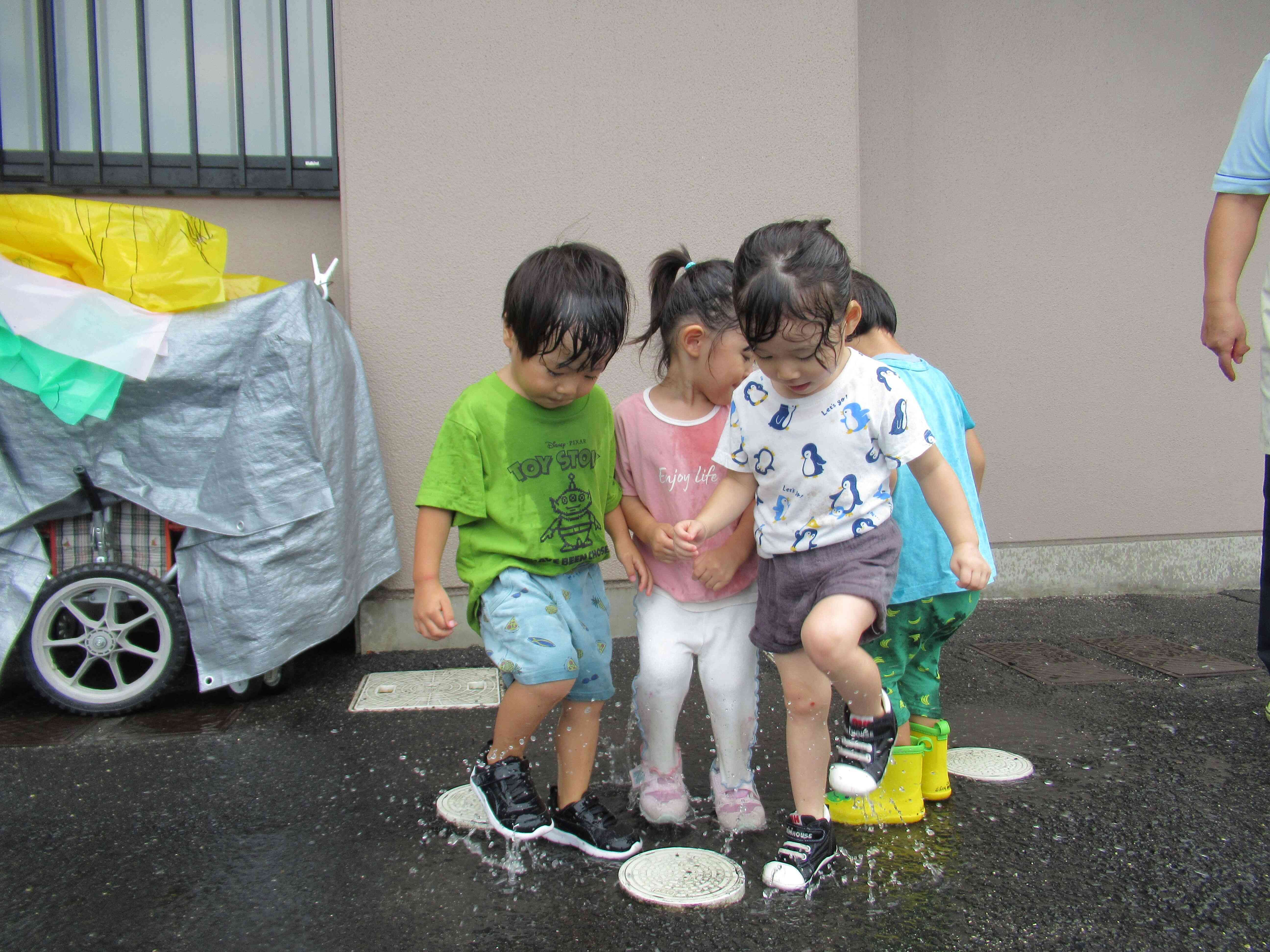 水たまりを見つけた子どもたち。バシャバシャ楽しいね‼