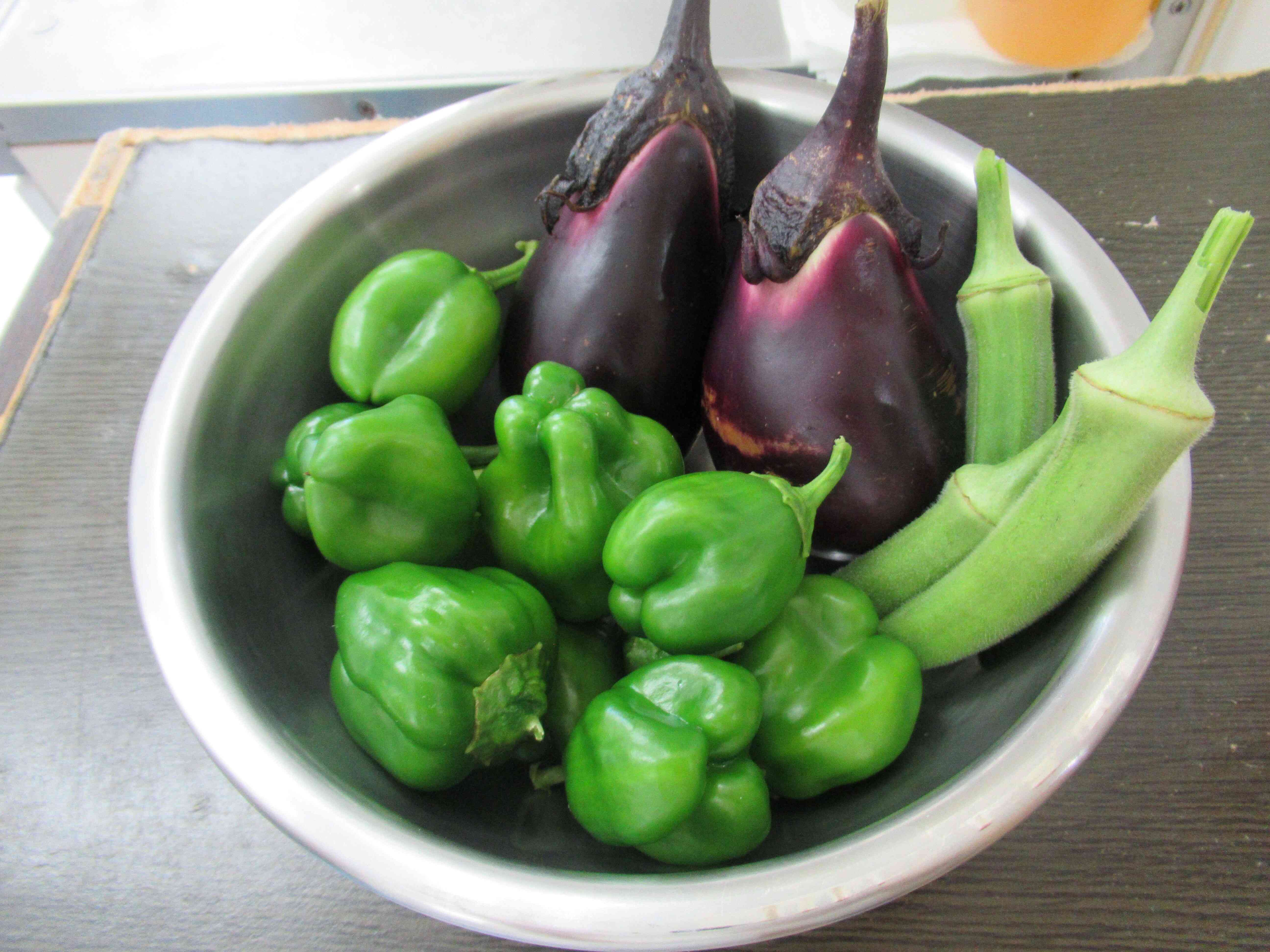 ピーマン、なす、オクラ。収穫した野菜は給食で食べました。