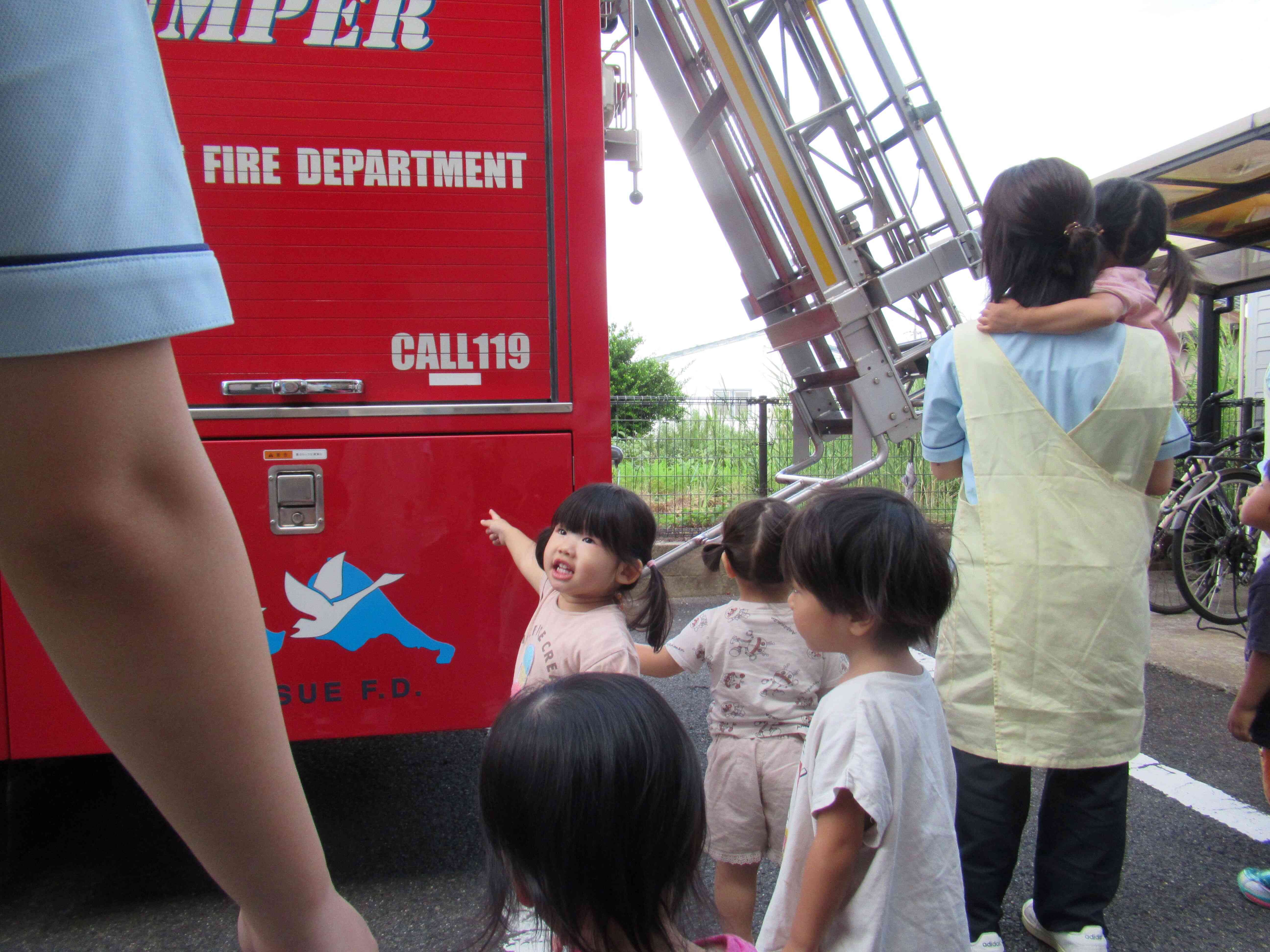 「みて、あかだよ」絵本で見ていた消防車と同じ、赤い色を教えてくれています。