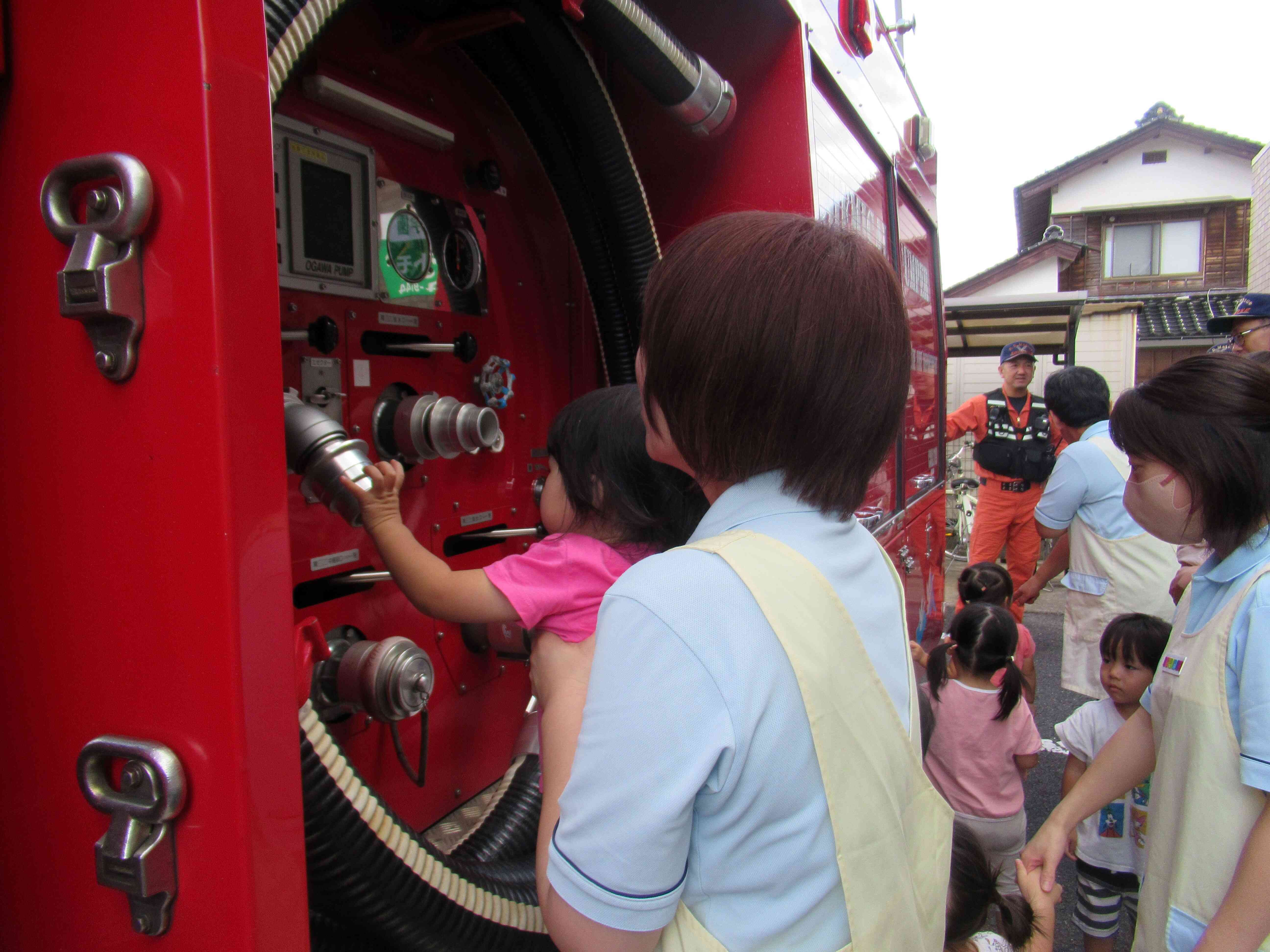 ここにホースをつけるんだよ。　ホースも見せてもらいました。