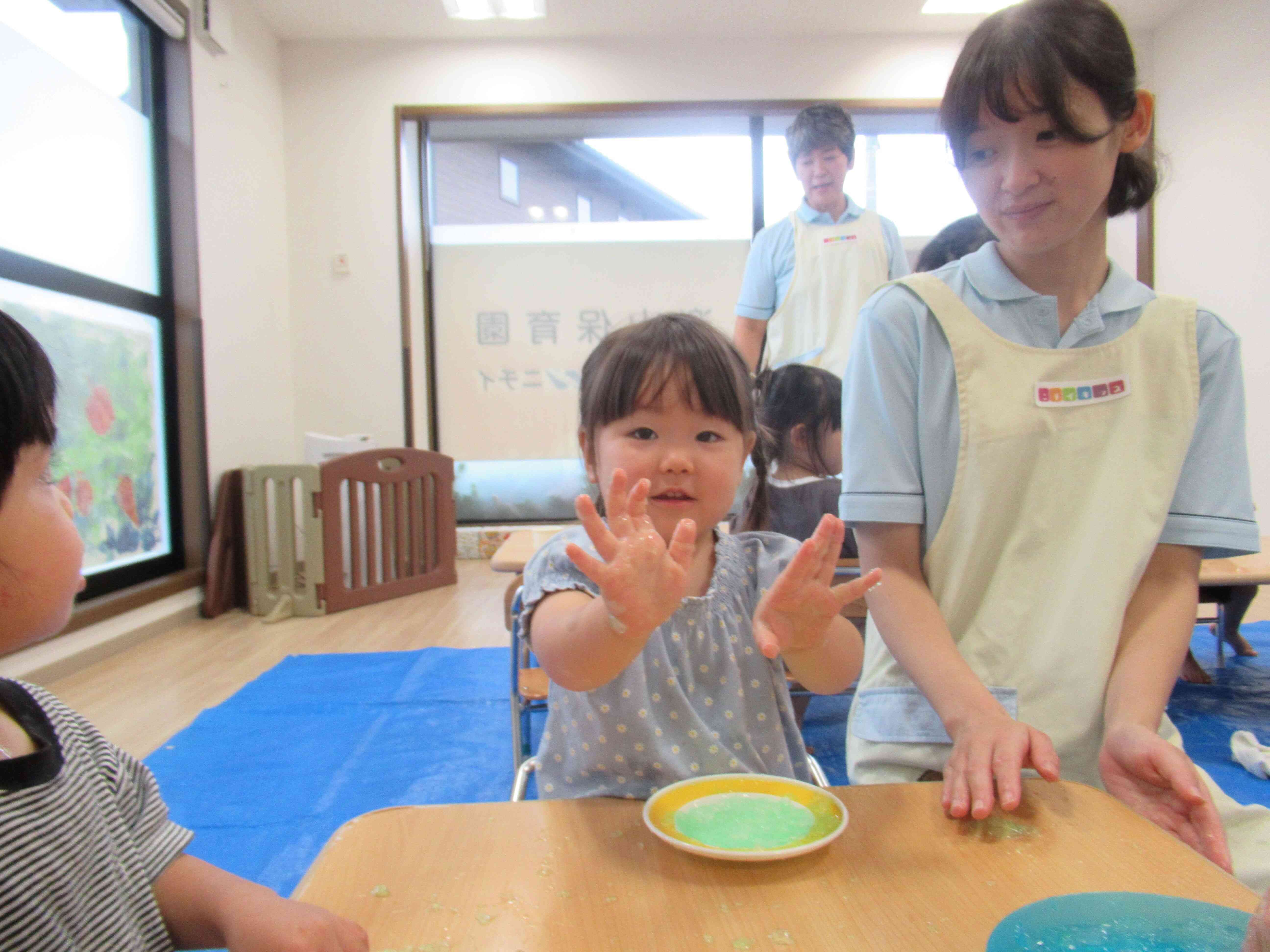 「みどりだよ～」寒天を触った手も緑色になりました。