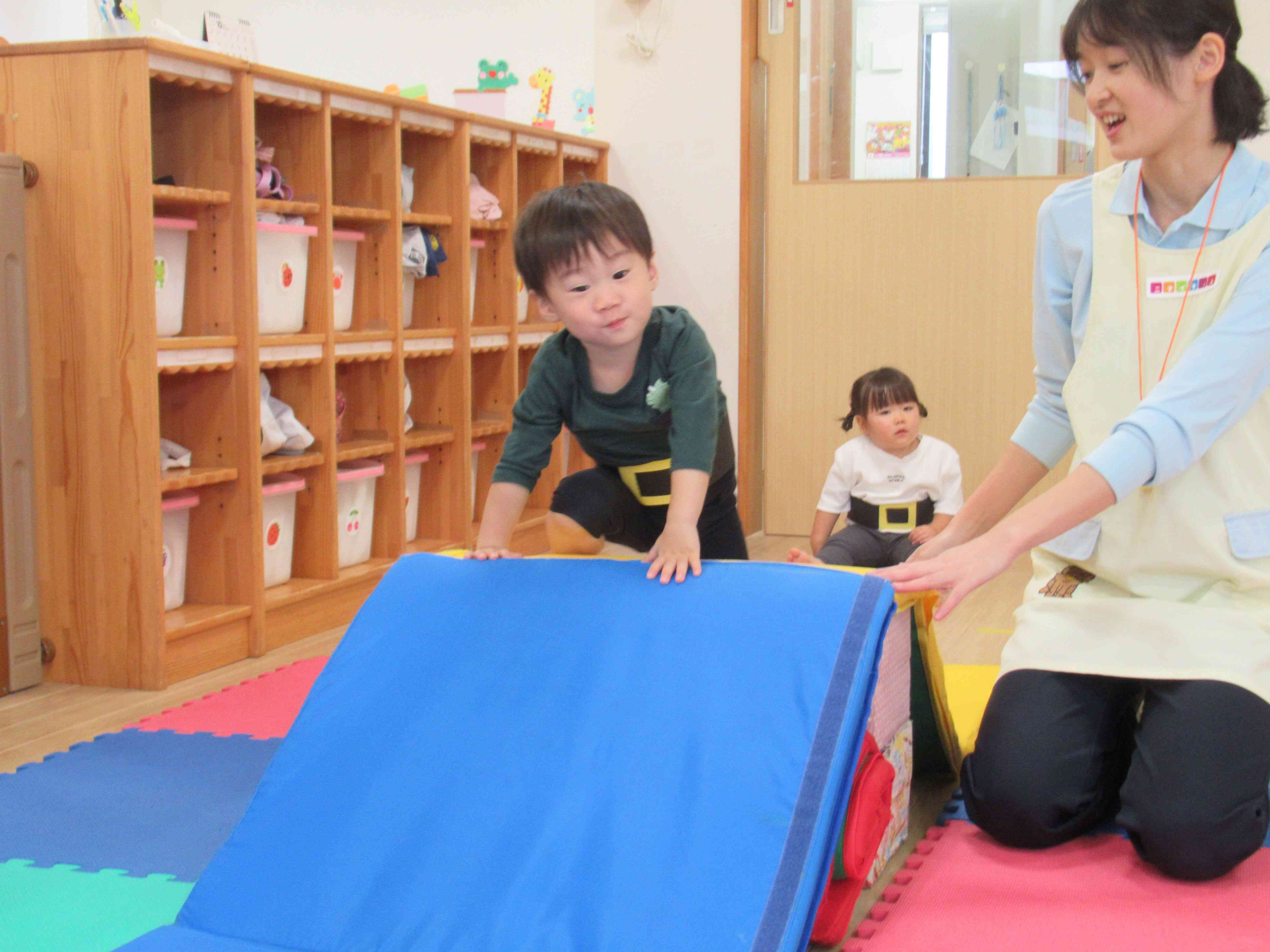 あひる組(1歳児)さん。 お山を登って、1本橋を渡ると…