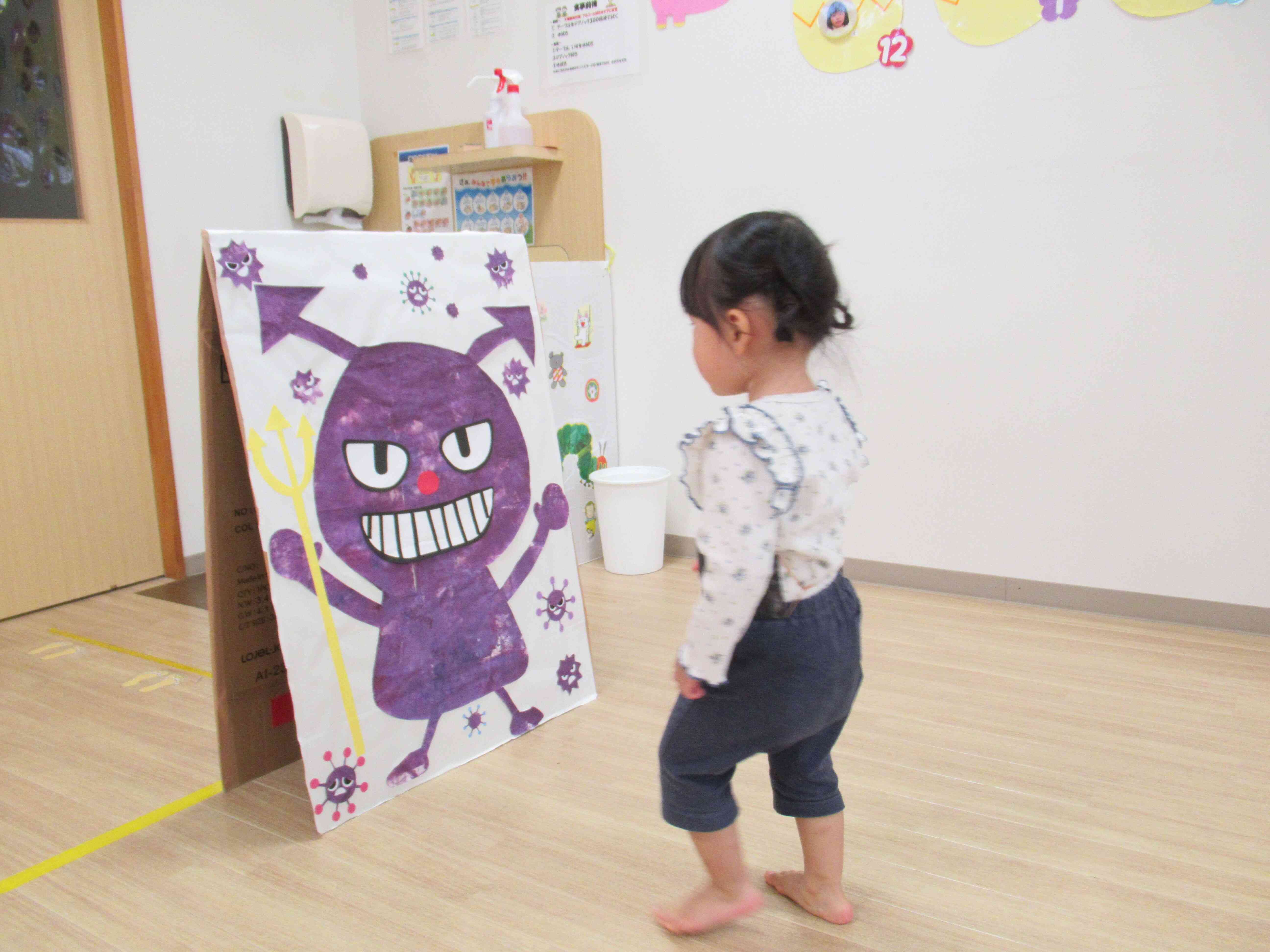 バイキンさんがいました。手洗いをする際、「バイキンさんいないよ」と手を見せてくれる子どもたち。ゴールのバイキンもやっつけましたよ。