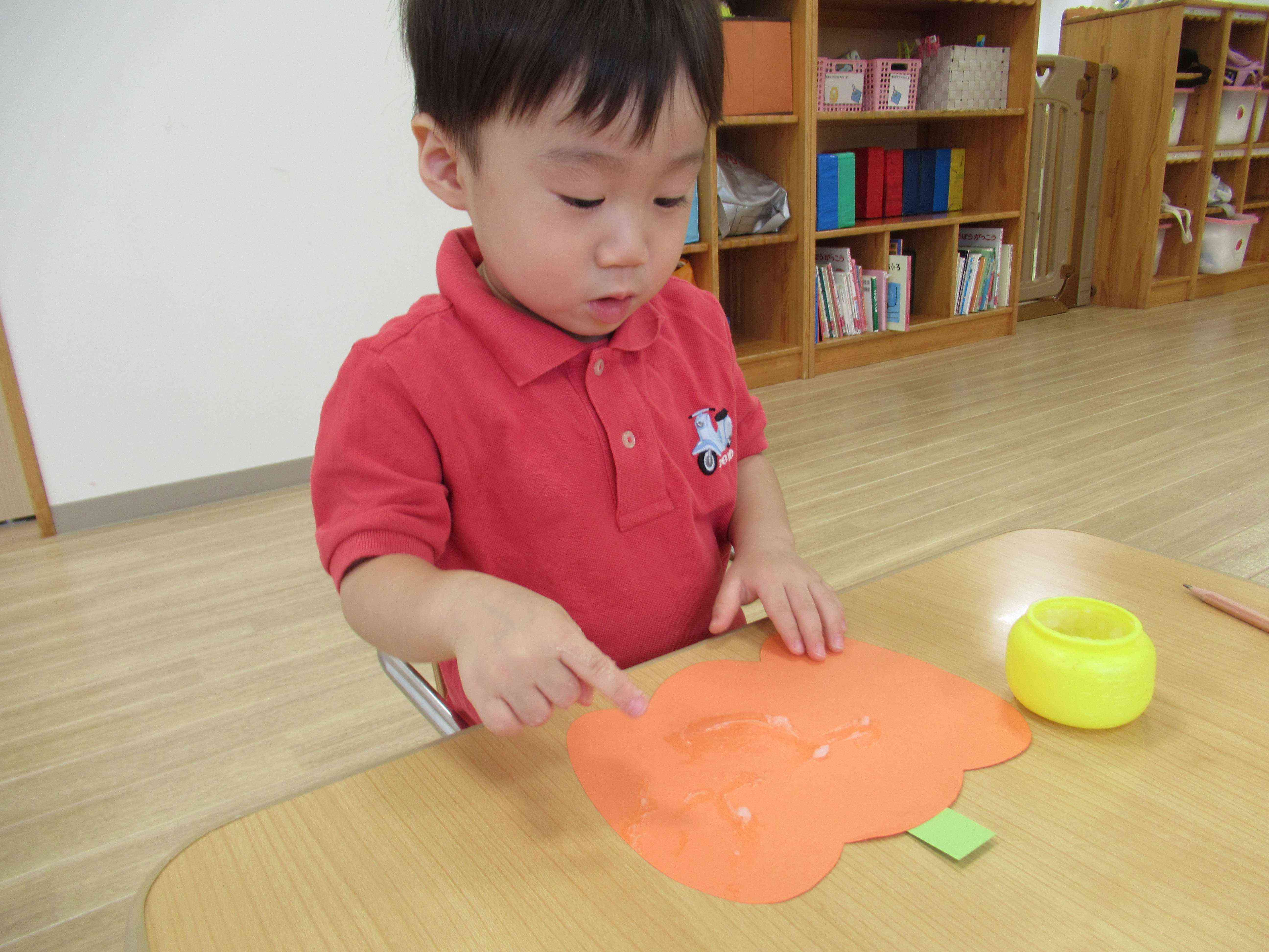 ビリビリと破いた折り紙を糊で貼ったよ