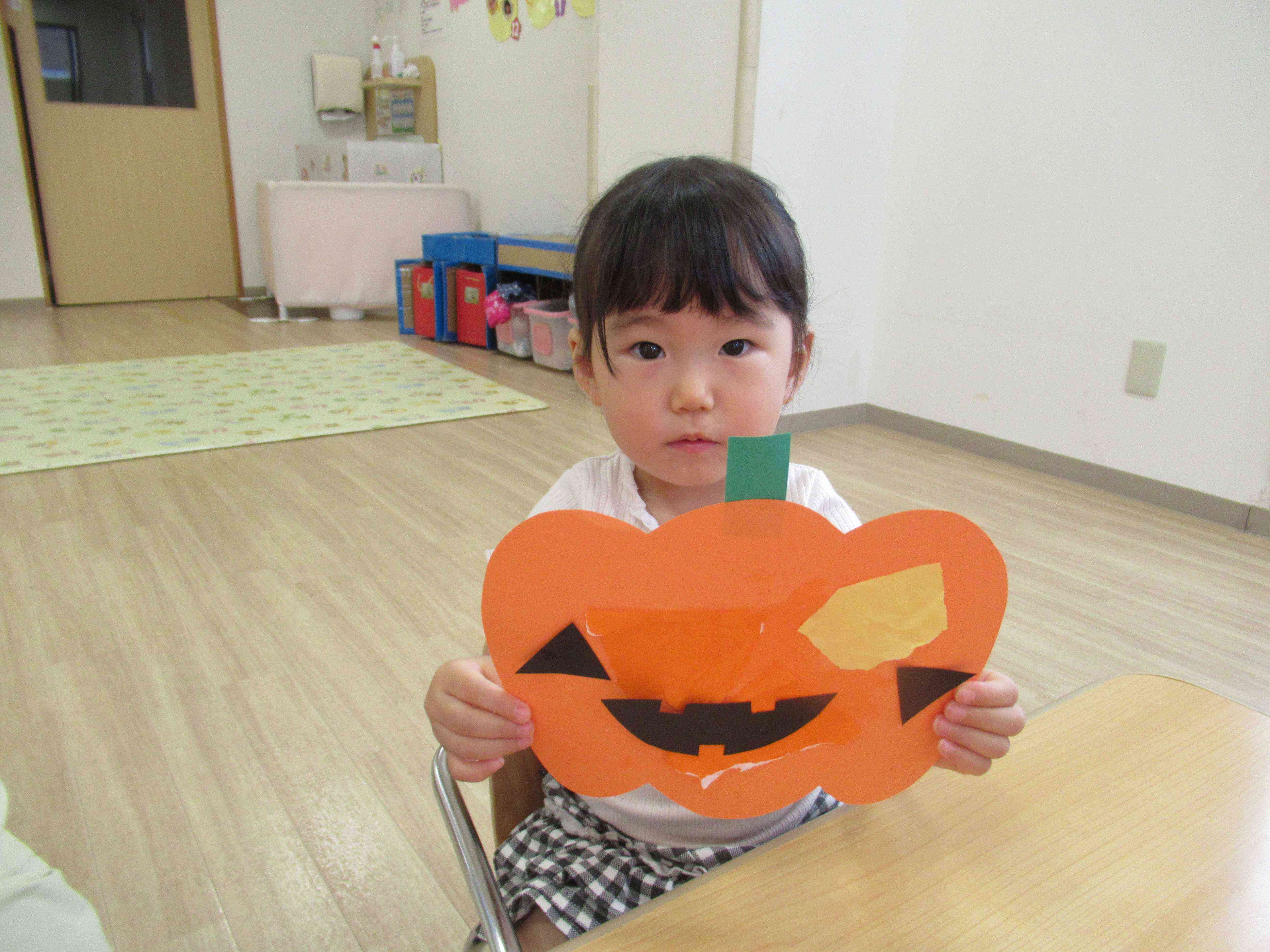かぼちゃに目と口を付けたよ