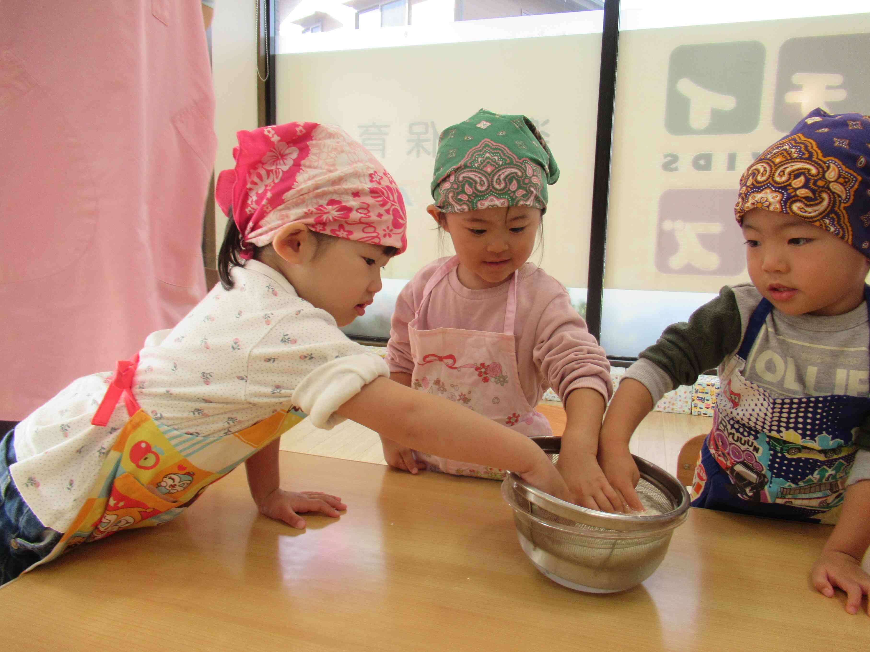 乾いたお米を触ってみました。