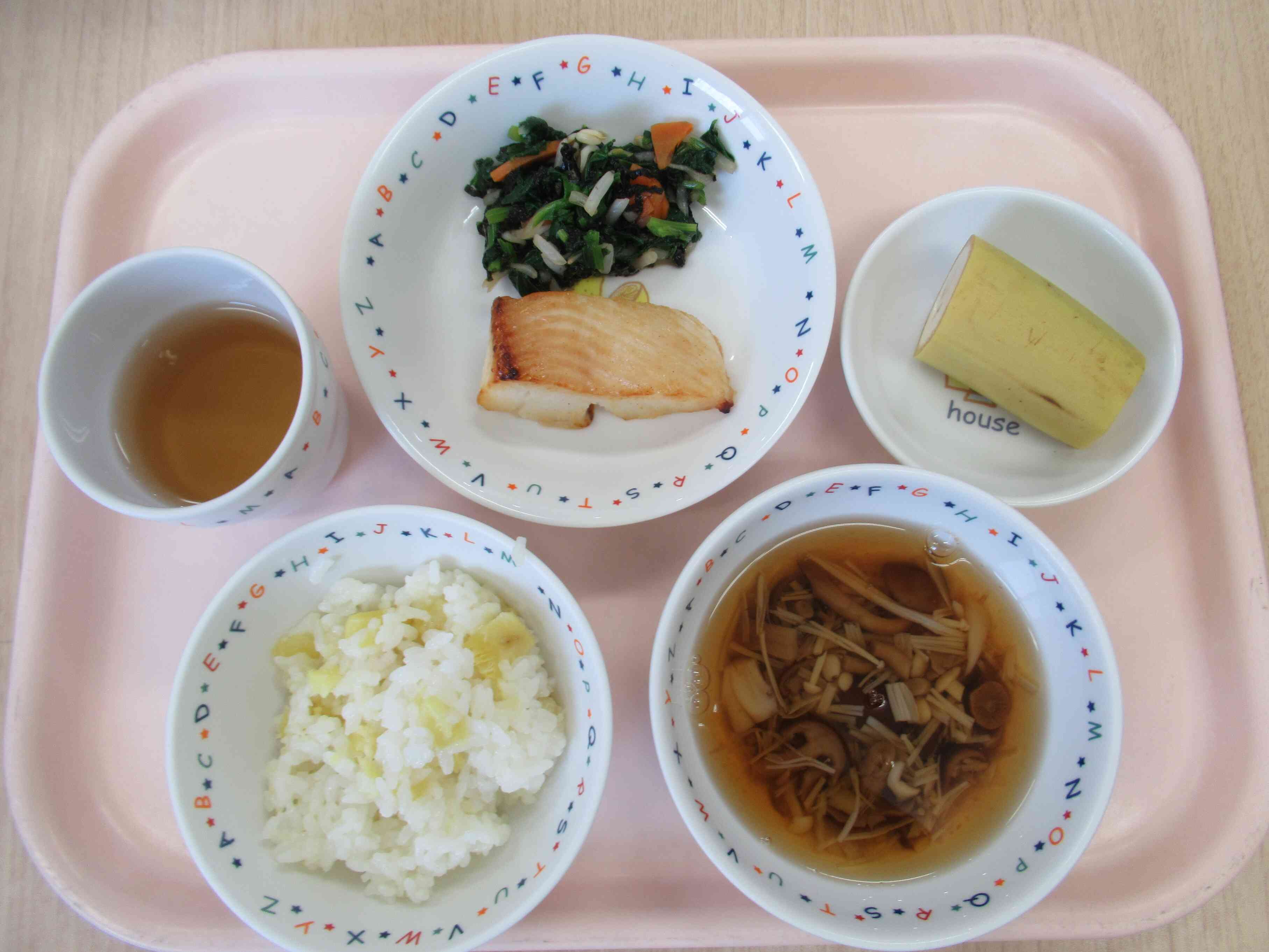 この日のメニューです。さつまいもご飯、きのこのスープ、ほうれん草の海苔和え、カレイの西京焼き、バナナ。ほうれん草とさつま芋は保育園で育てた物を使いました。
