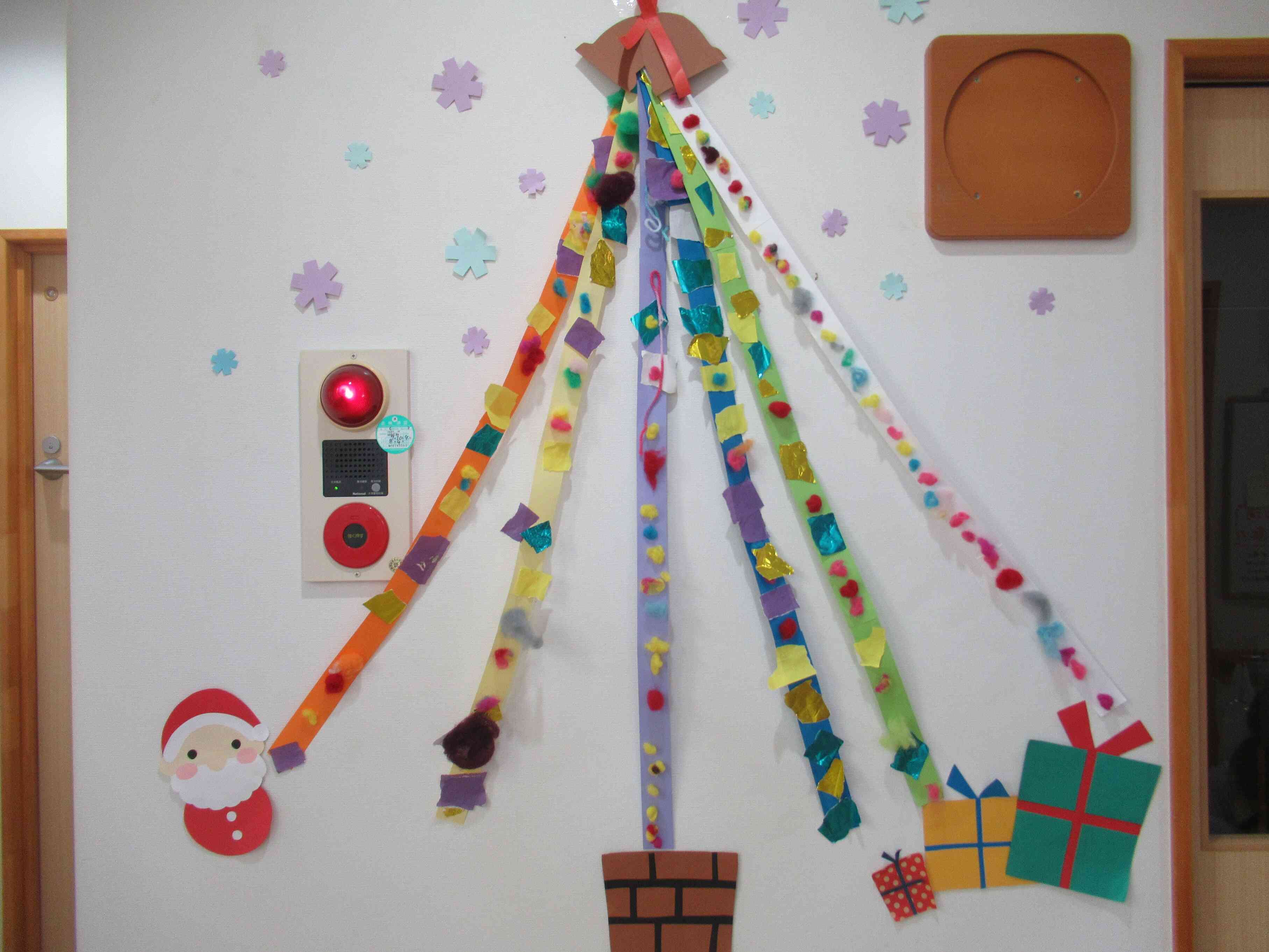 みんなの画用紙をつないでクリスマスツリーができました。