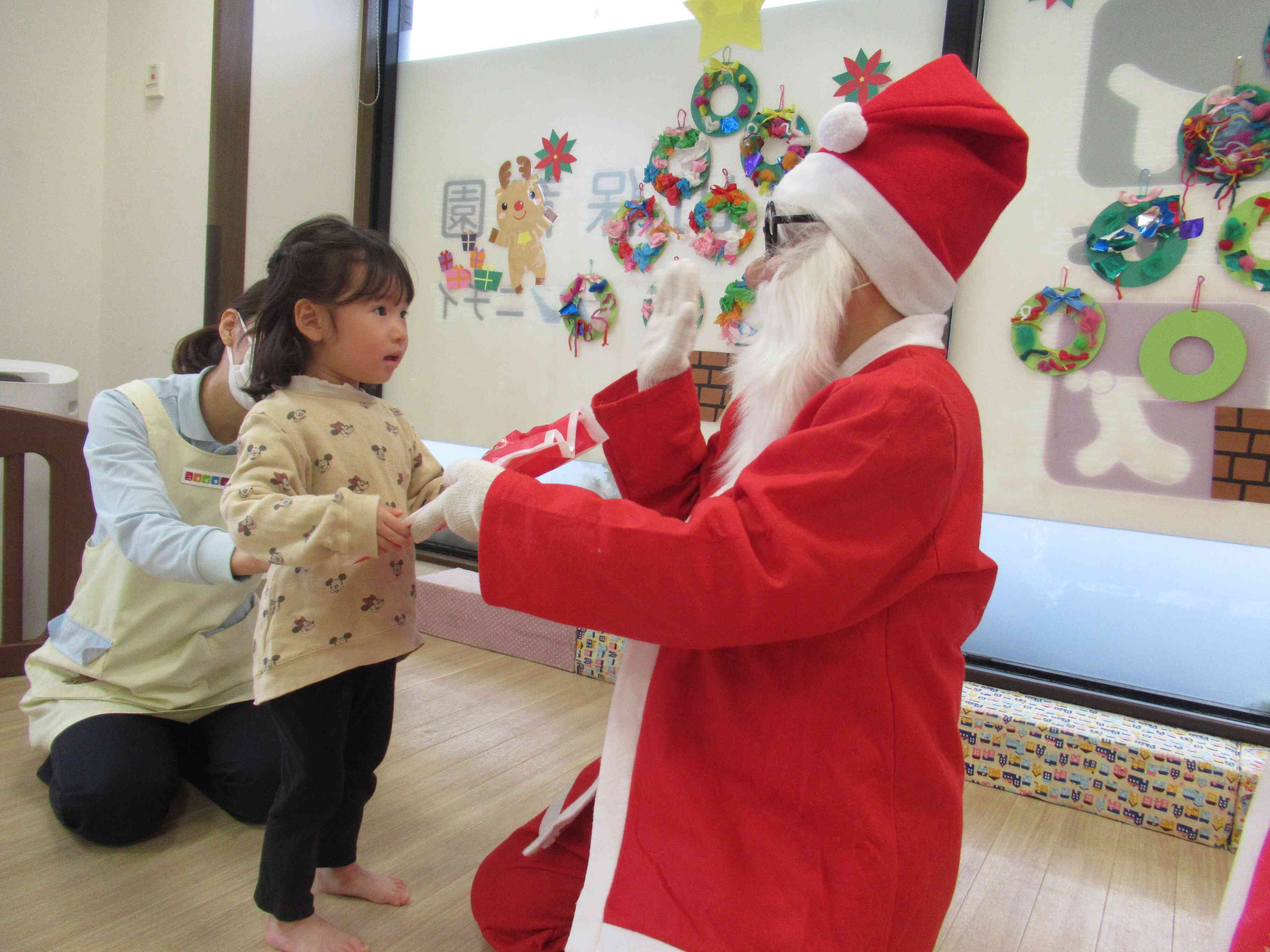 「ありがとう」サンタさんにプレゼントをもらったよ♪