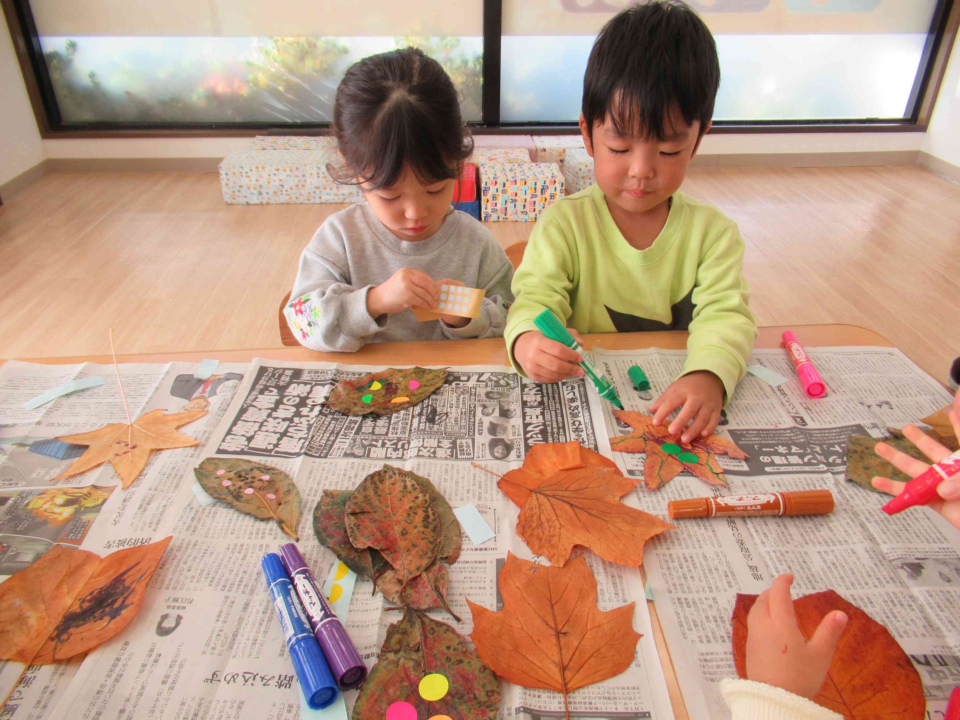 お散歩で拾った落ち葉にお絵描きをしてみました。