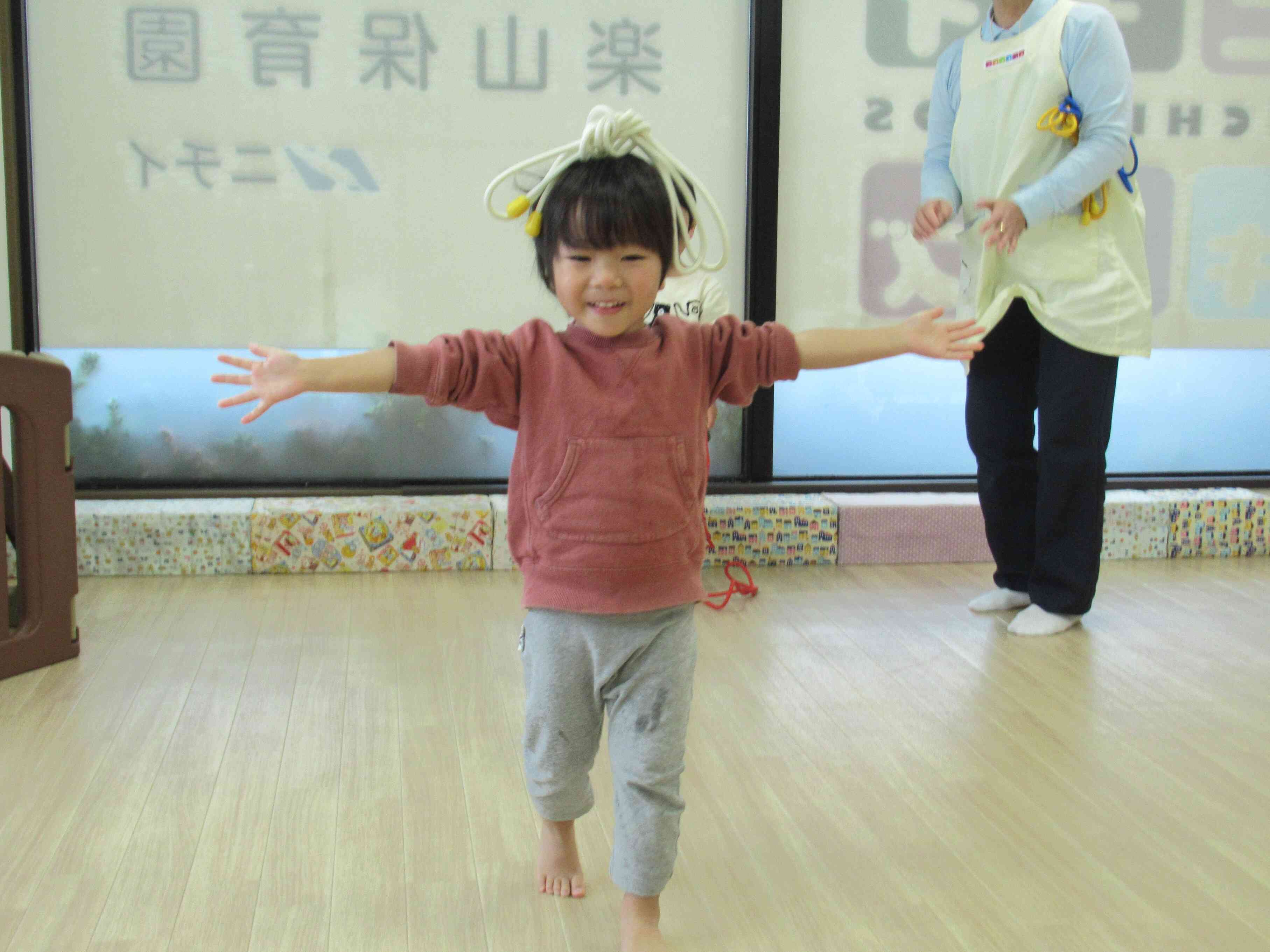 「みてみて、おちないよ」頭の上に乗せて歩くことに挑戦。