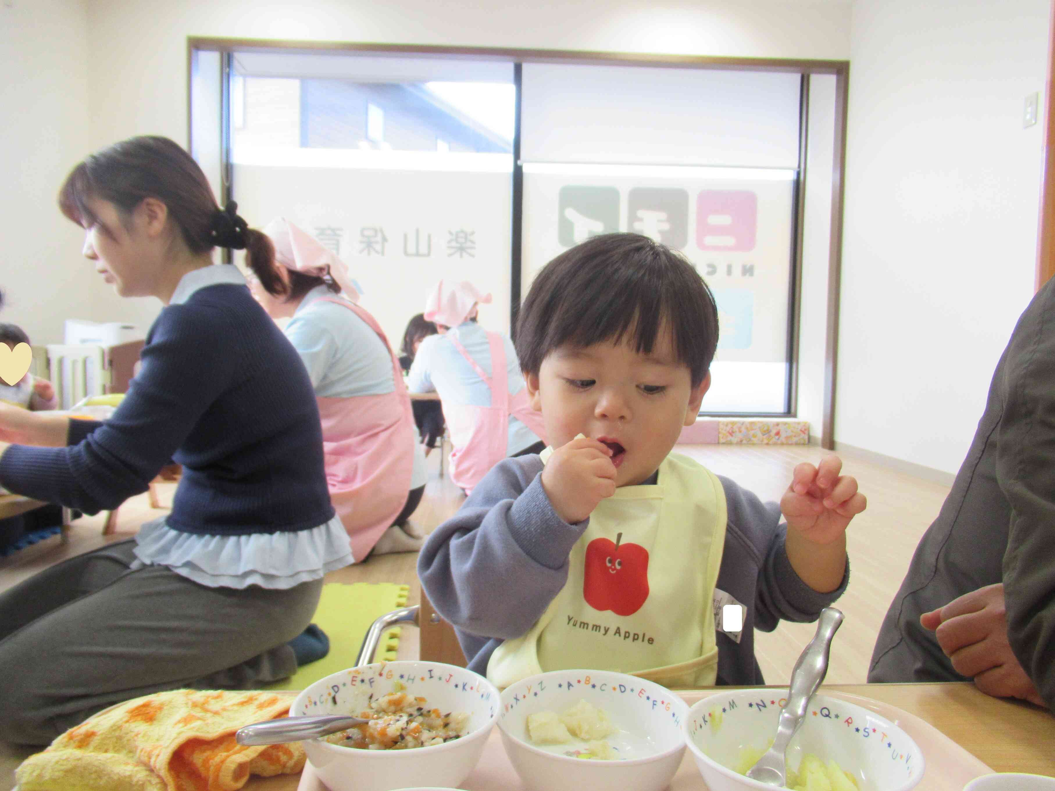 自分でつかんでパクリ‼
