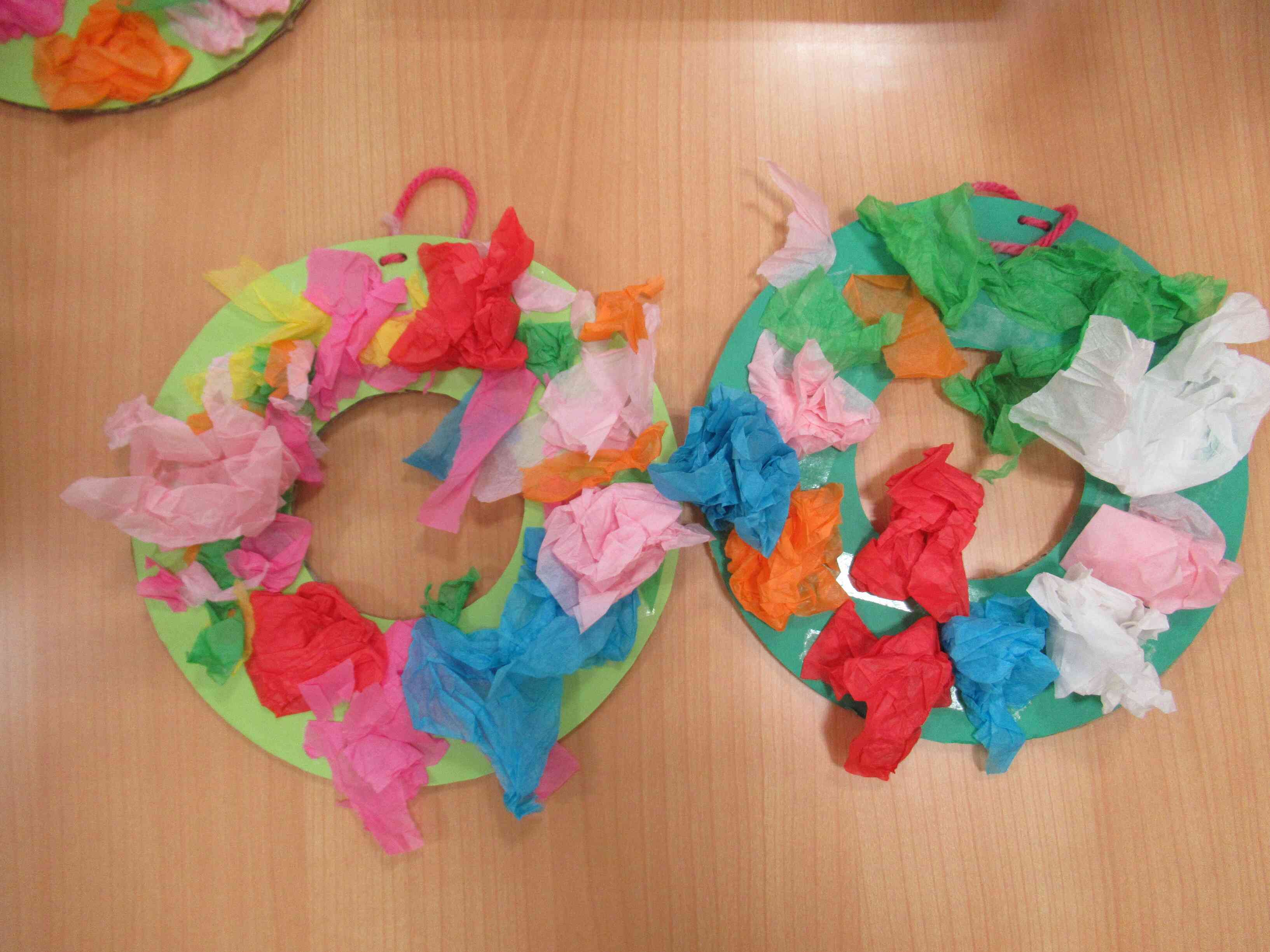 カラフルなリースが出来上がりましたよ。