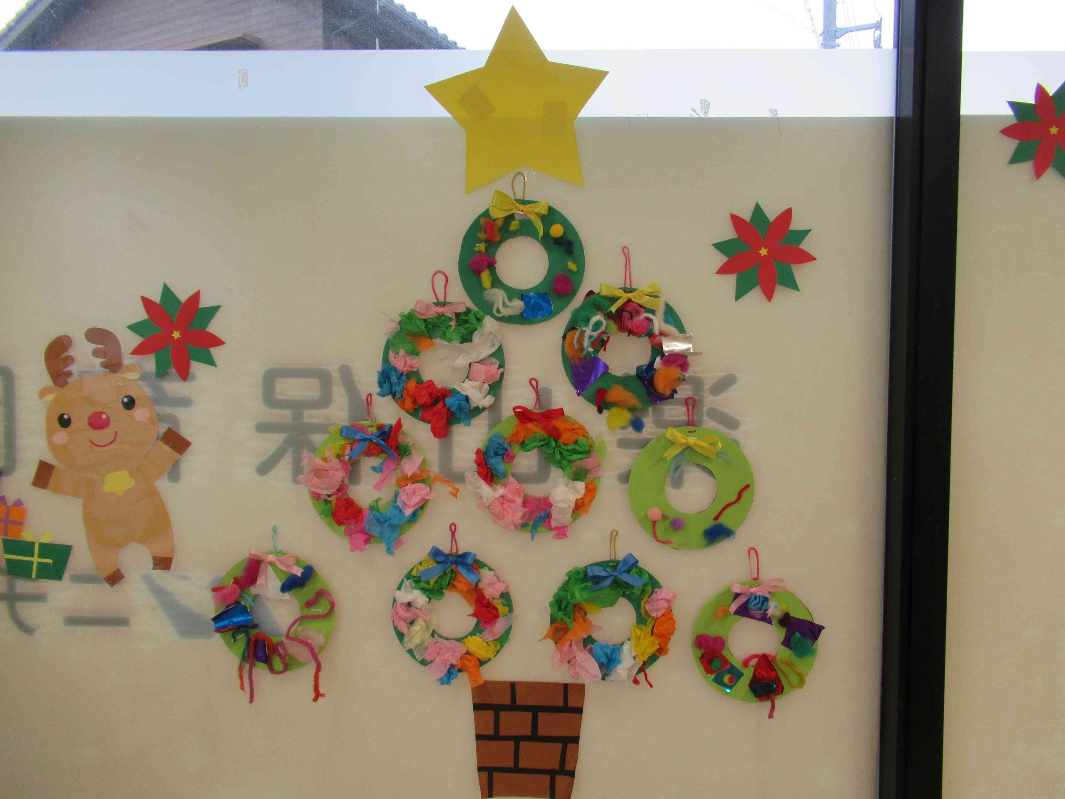 みんなのリースを飾ると、大きなクリスマスツリーになりました。