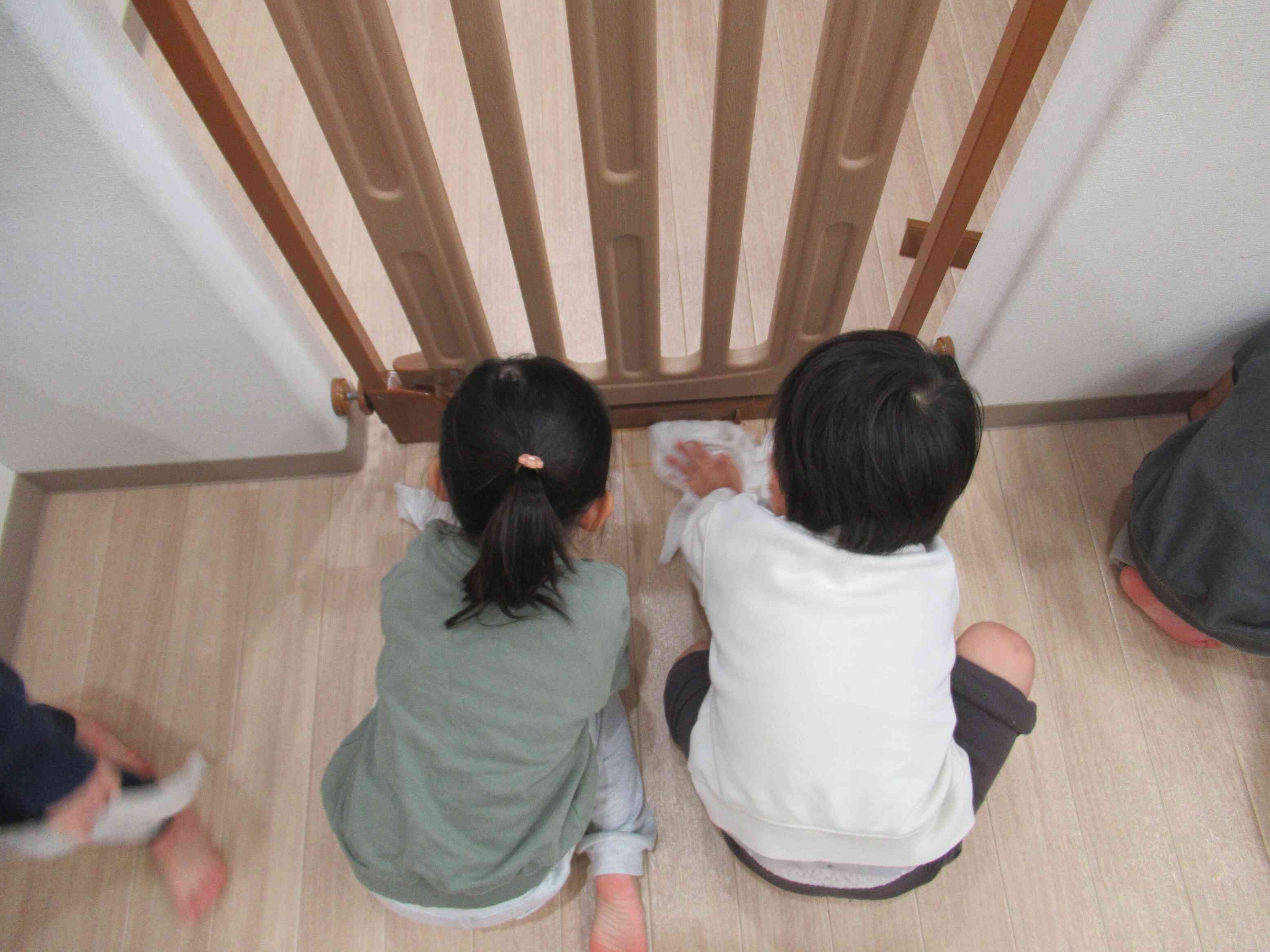 子どもたちの手は小さな隙間にも入るので、隅の汚れもきれいにしました。