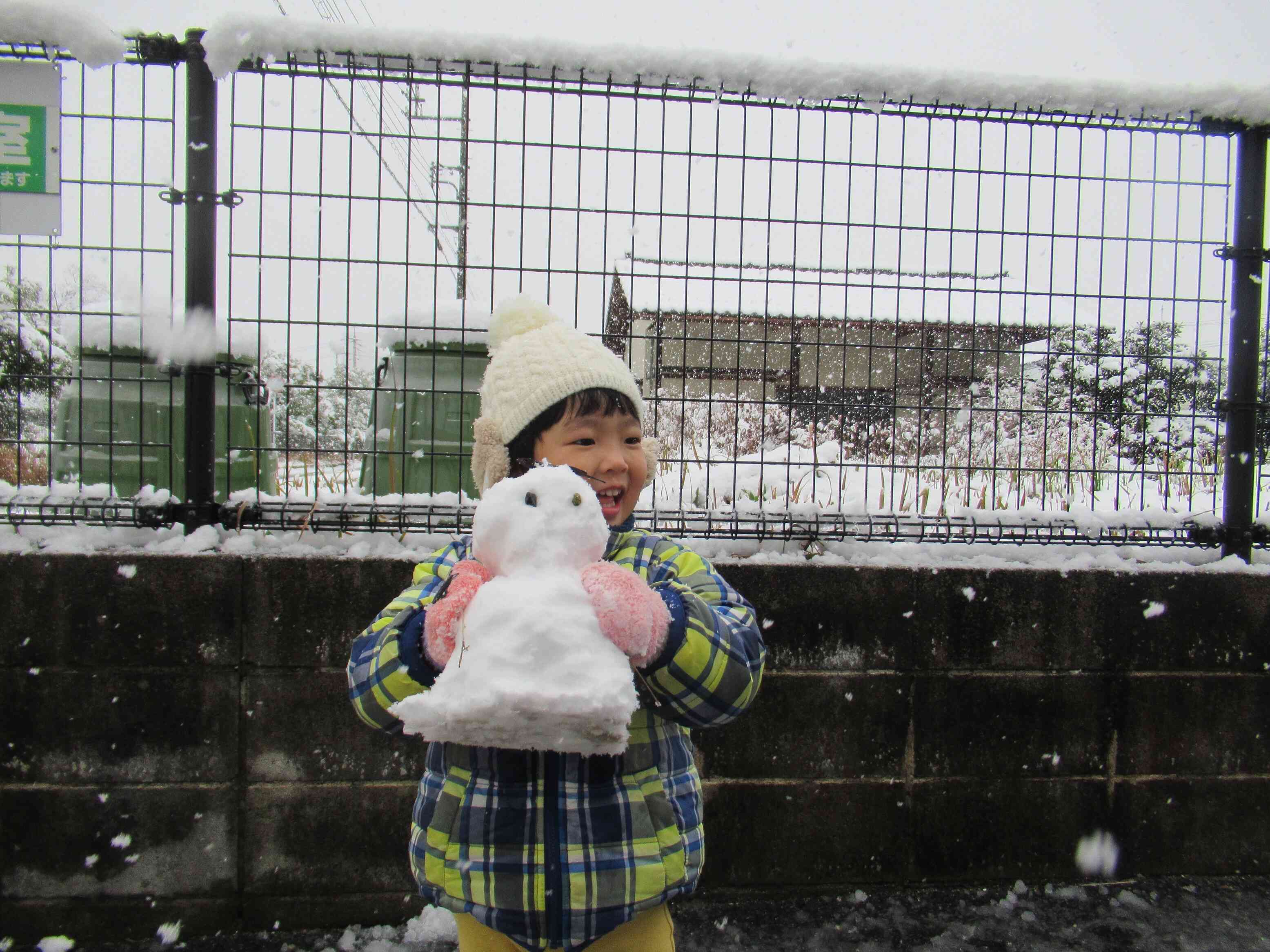 小さい雪だるまを作ったよ。